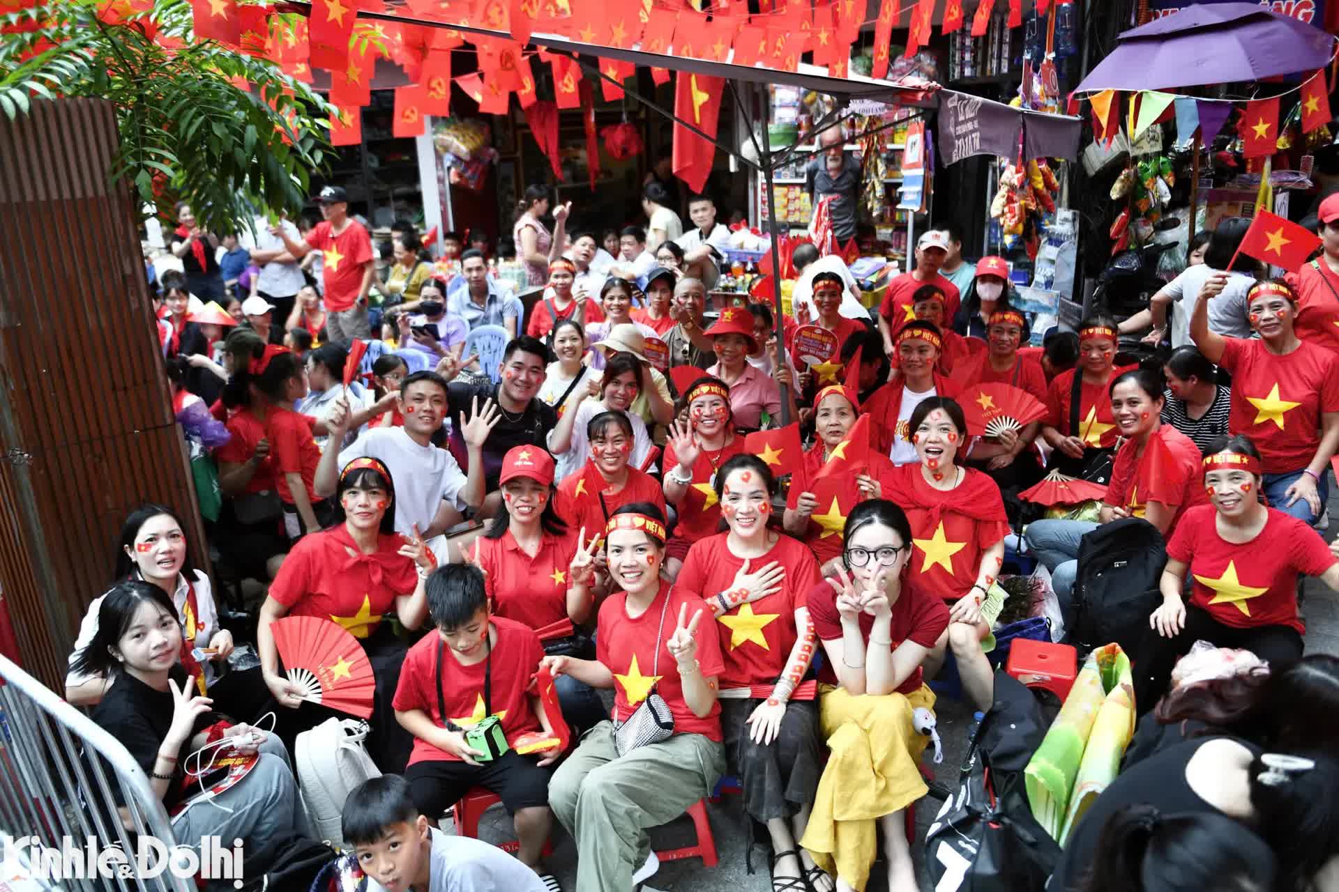 Bất chấp mưa gió, biển người xếp hàng, sẵn sàng thức xuyên đêm chờ tổng duyệt diễu binh, diễu hành A80- Ảnh 2. Bất chấp mưa gió, biển người xếp hàng, sẵn sàng thức xuyên đêm chờ tổng duyệt diễu binh, diễu hành A80- Ảnh 2.