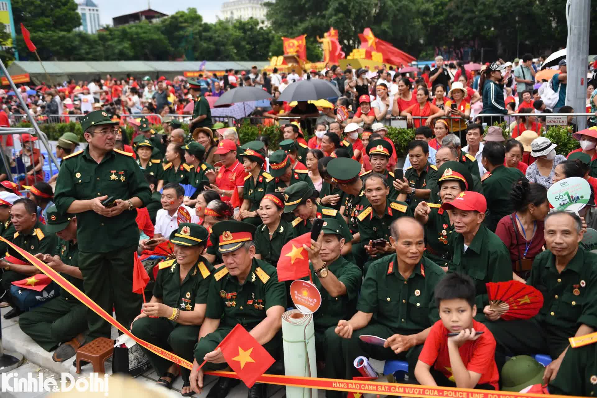 Bất chấp mưa gió, biển người xếp hàng, sẵn sàng thức xuyên đêm chờ tổng duyệt diễu binh, diễu hành A80- Ảnh 4. Bất chấp mưa gió, biển người xếp hàng, sẵn sàng thức xuyên đêm chờ tổng duyệt diễu binh, diễu hành A80- Ảnh 4.