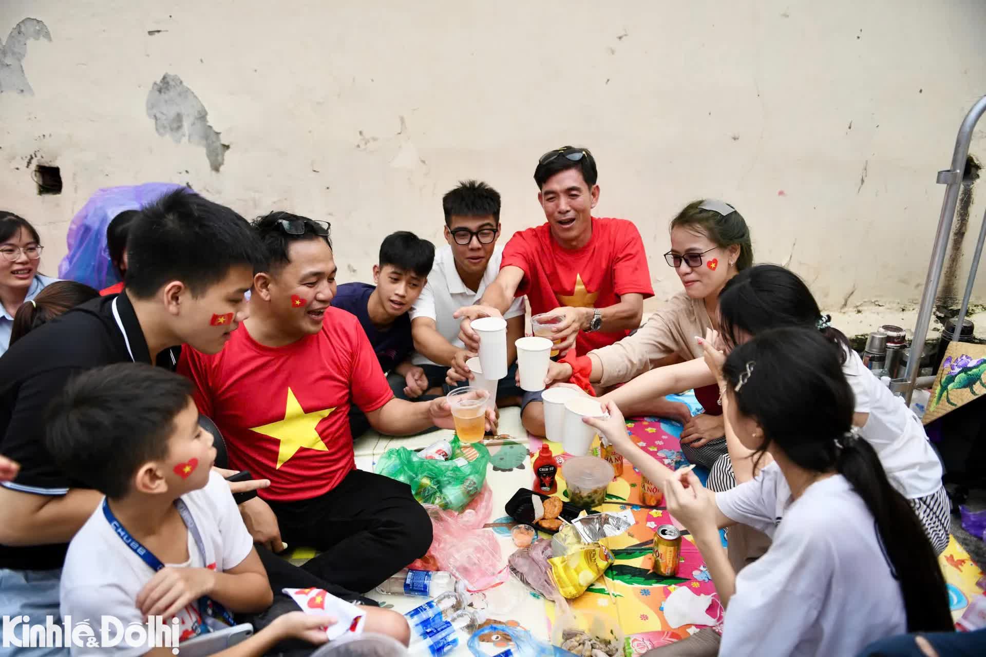 Bất chấp mưa gió, biển người xếp hàng, sẵn sàng thức xuyên đêm chờ tổng duyệt diễu binh, diễu hành A80- Ảnh 5. Bất chấp mưa gió, biển người xếp hàng, sẵn sàng thức xuyên đêm chờ tổng duyệt diễu binh, diễu hành A80- Ảnh 5.