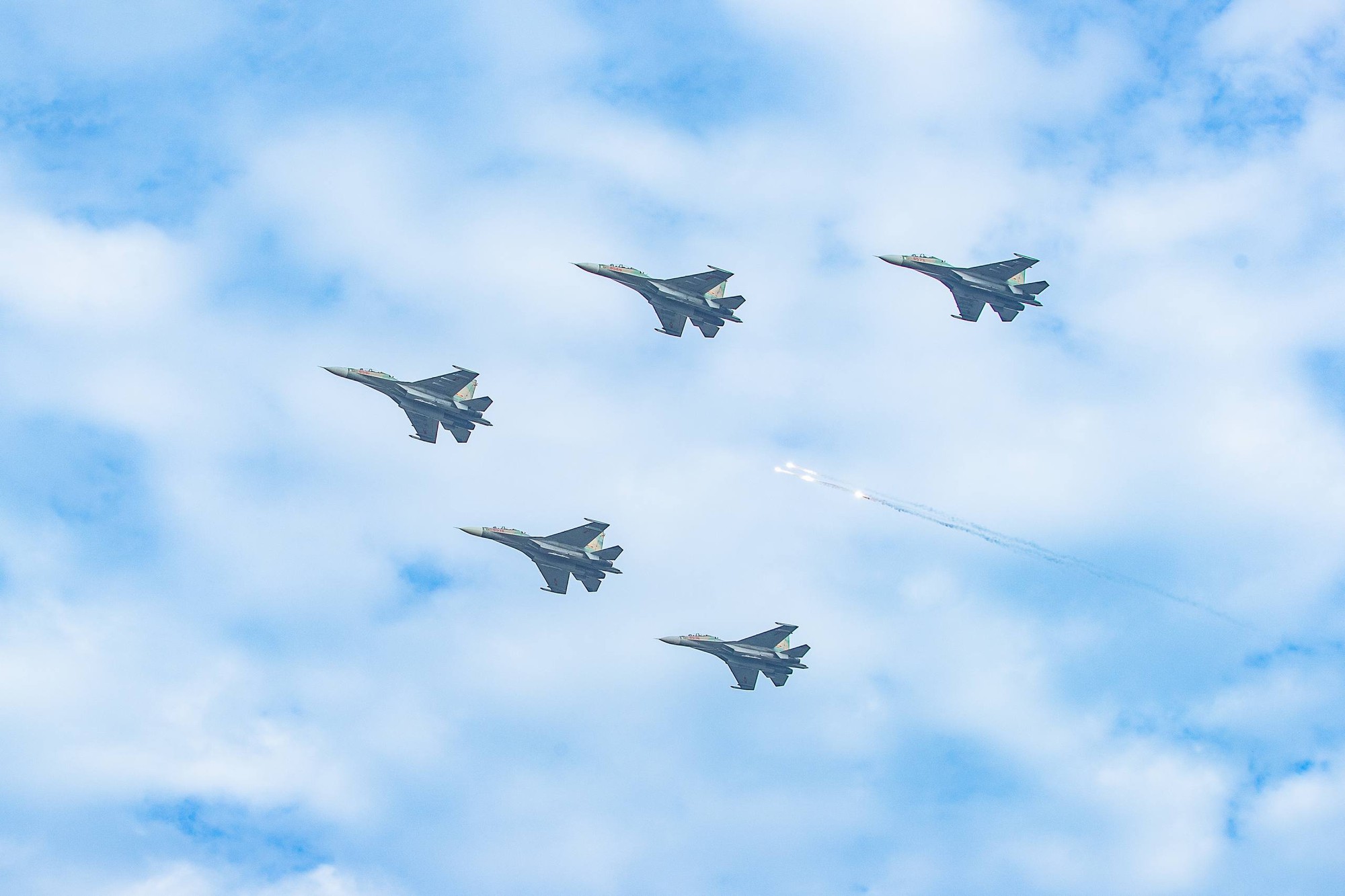Mãn nhãn hình ảnh Su-30MK2, Yak-130 thả bẫy nhiệt và dàn vũ khí, khí tài tại Lễ tổng duyệt A80- Ảnh 2. Mãn nhãn hình ảnh Su-30MK2, Yak-130 thả bẫy nhiệt và dàn vũ khí, khí tài tại Lễ tổng duyệt A80- Ảnh 2.