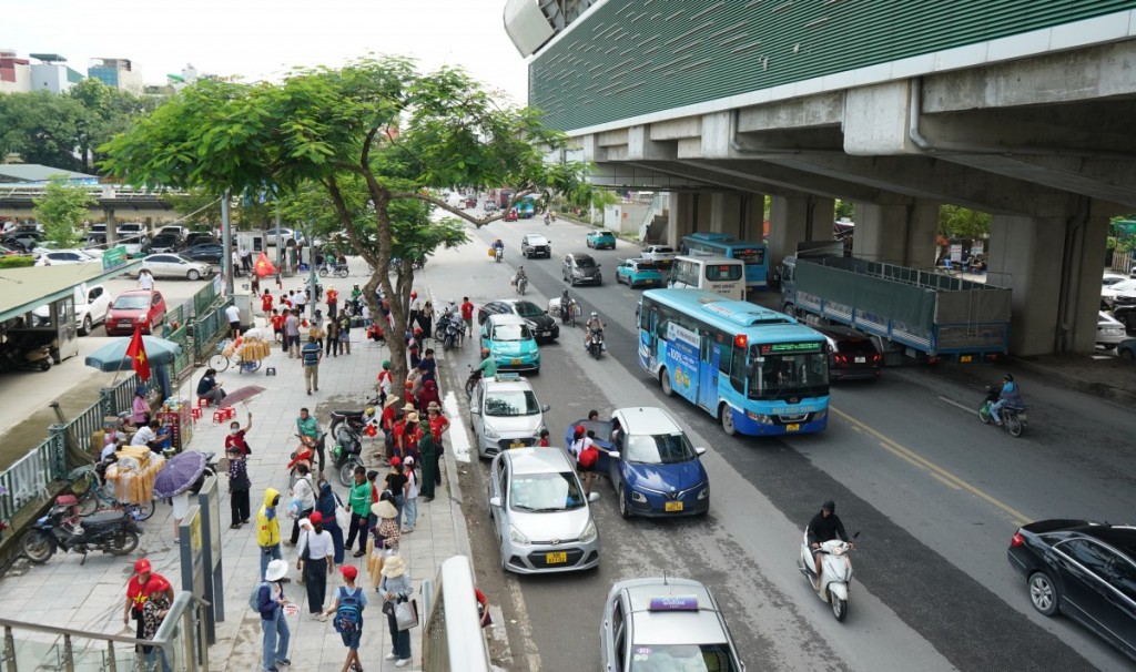 Tàu điện, xe buýt phục vụ tốt nhu cầu di chuyển của Nhân dân trong ngày Tổng duyệt A80- Ảnh 1. Tàu điện, xe buýt phục vụ tốt nhu cầu di chuyển của Nhân dân trong ngày Tổng duyệt A80- Ảnh 1.