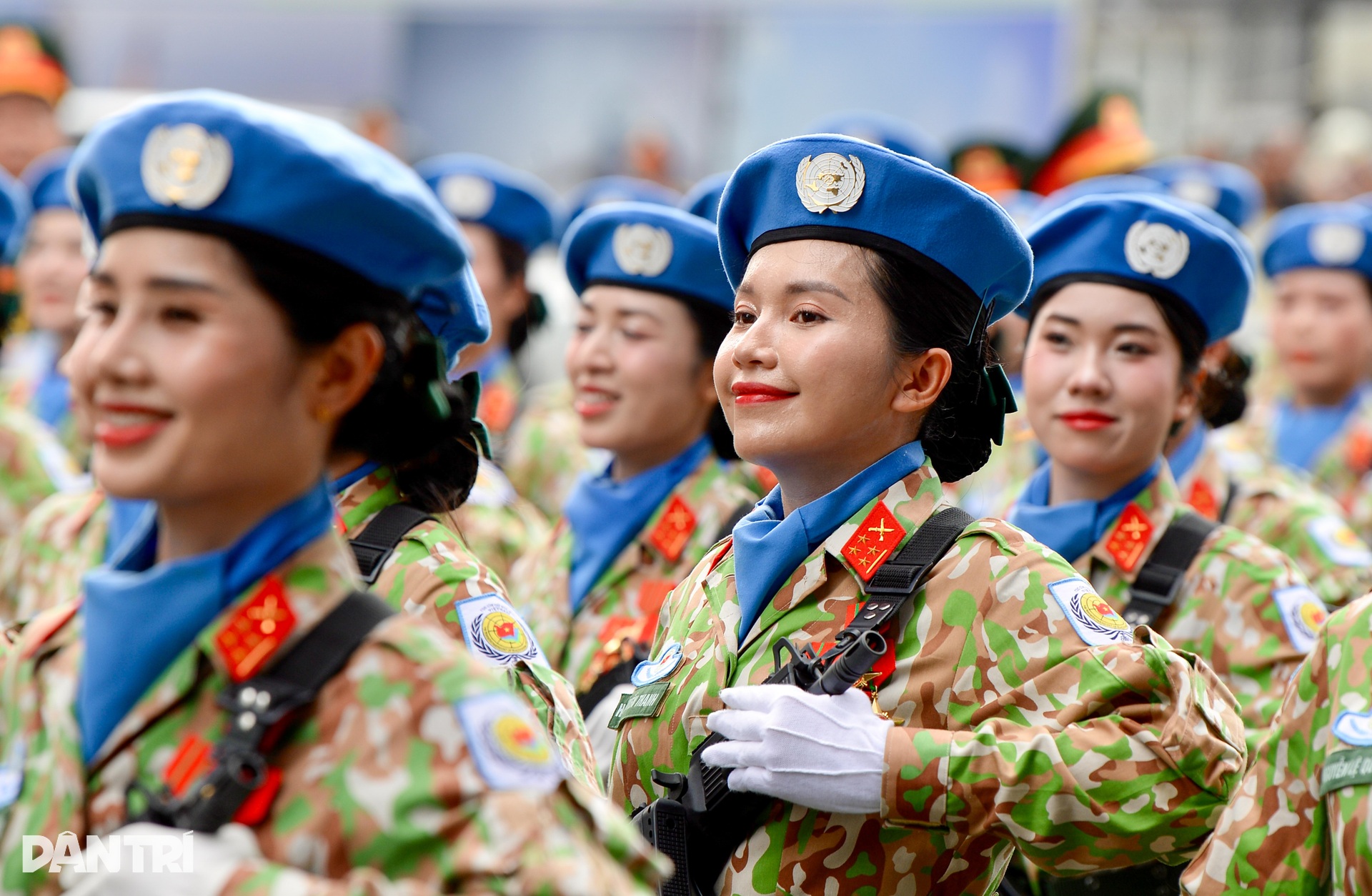 Ngắm những "bóng hồng" rạng rỡ tại lễ tổng duyệt A80- Ảnh 12.