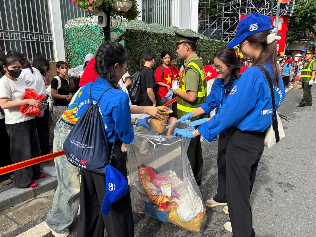Phát động chiến dịch “Hà Nội sạch - Vì một Việt Nam xanh”- Ảnh 8. Phát động chiến dịch “Hà Nội sạch - Vì một Việt Nam xanh”- Ảnh 8.