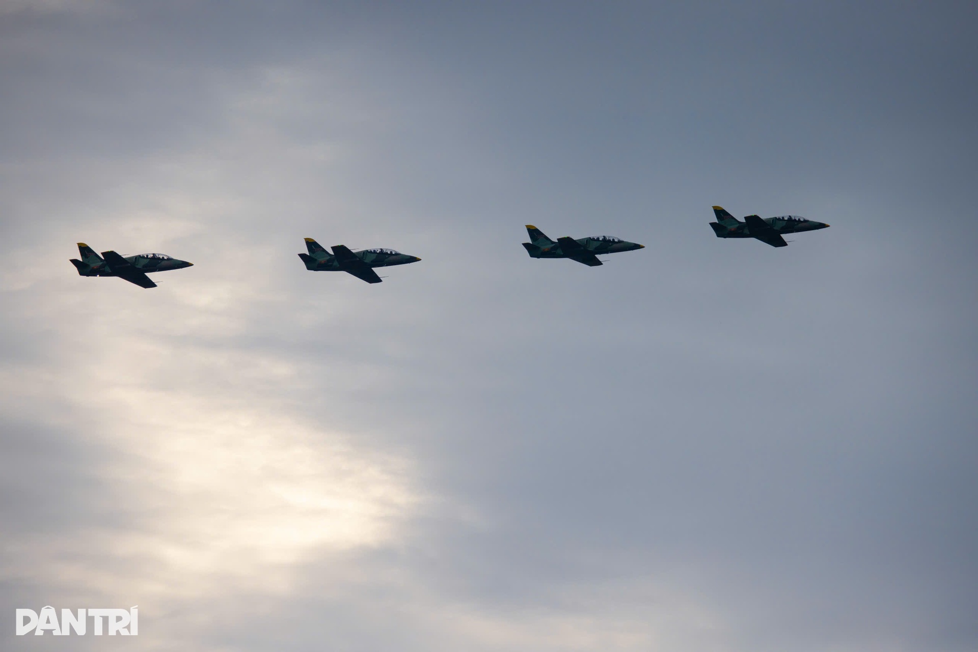 Mãn nhãn dàn tiêm kích SU-30MK2 thả bẫy nhiệt trên bầu trời Hà Nội- Ảnh 11. Mãn nhãn dàn tiêm kích SU-30MK2 thả bẫy nhiệt trên bầu trời Hà Nội- Ảnh 11.