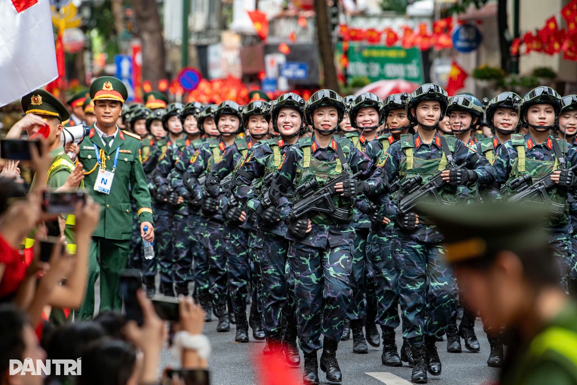 Ngắm những "bóng hồng" rạng rỡ tại lễ tổng duyệt A80- Ảnh 3.