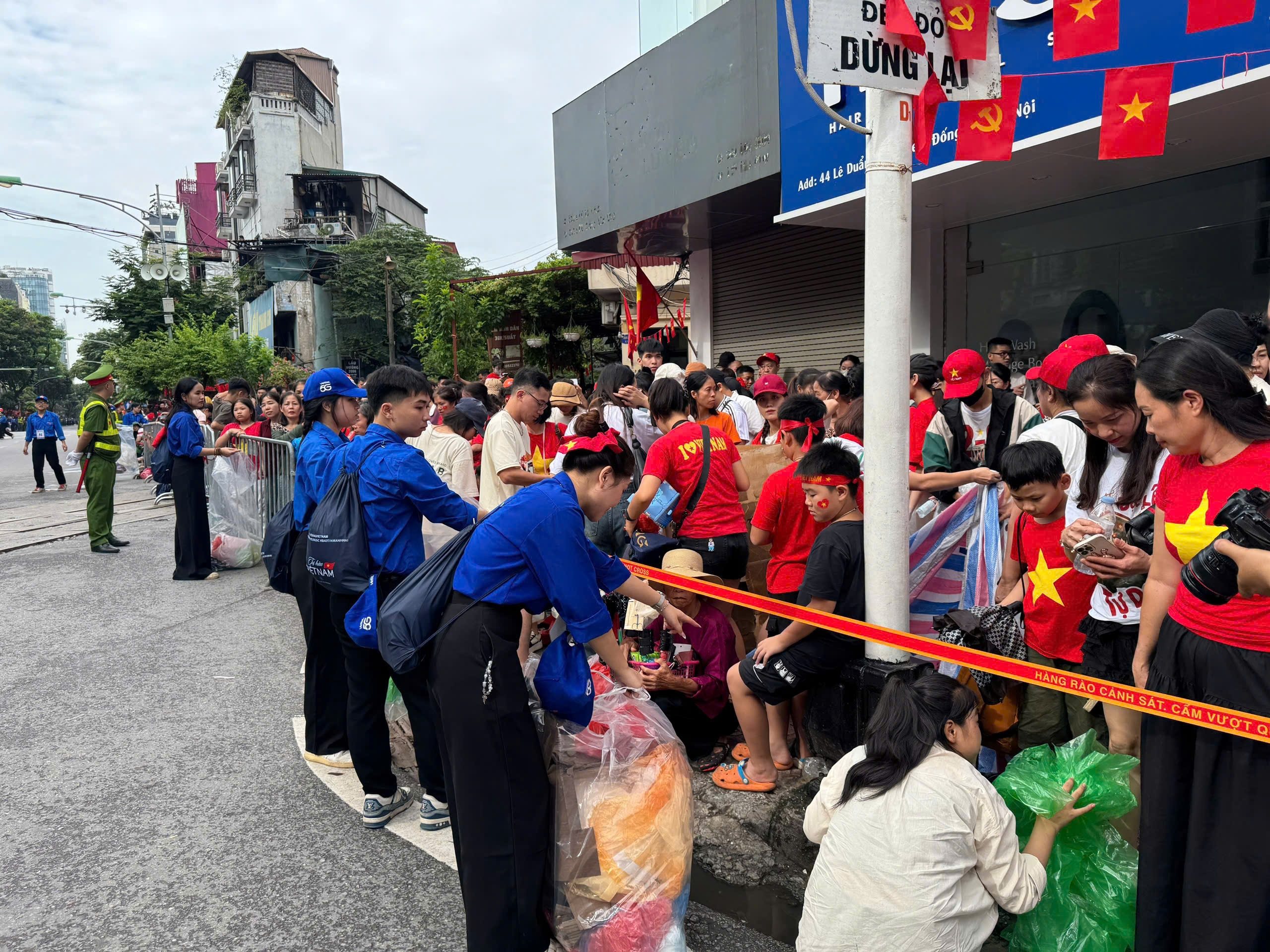 Màu áo xanh cần mẫn dọn rác tại buổi Tổng duyệt diễu binh, diễu hành- Ảnh 2. Màu áo xanh cần mẫn dọn rác tại buổi Tổng duyệt diễu binh, diễu hành- Ảnh 2.