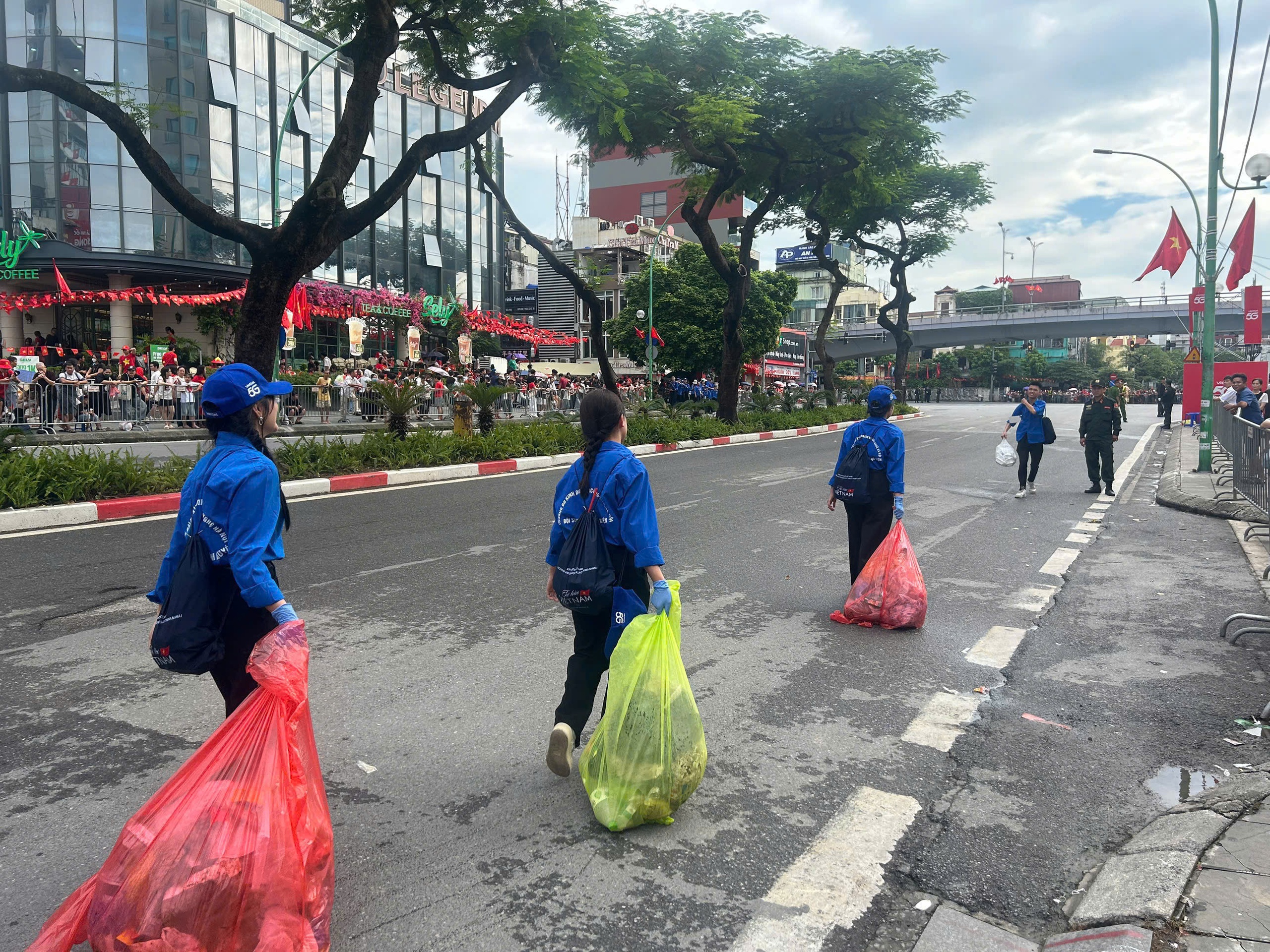 Màu áo xanh cần mẫn dọn rác tại buổi Tổng duyệt diễu binh, diễu hành- Ảnh 3. Màu áo xanh cần mẫn dọn rác tại buổi Tổng duyệt diễu binh, diễu hành- Ảnh 3.
