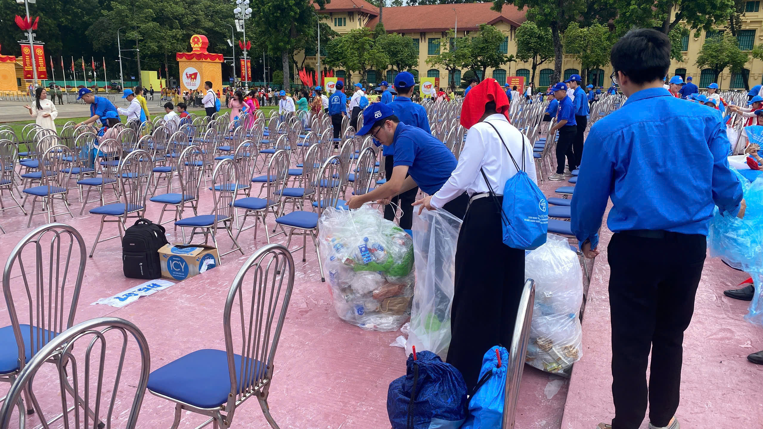 Màu áo xanh cần mẫn dọn rác tại buổi Tổng duyệt diễu binh, diễu hành- Ảnh 7. Màu áo xanh cần mẫn dọn rác tại buổi Tổng duyệt diễu binh, diễu hành- Ảnh 7.