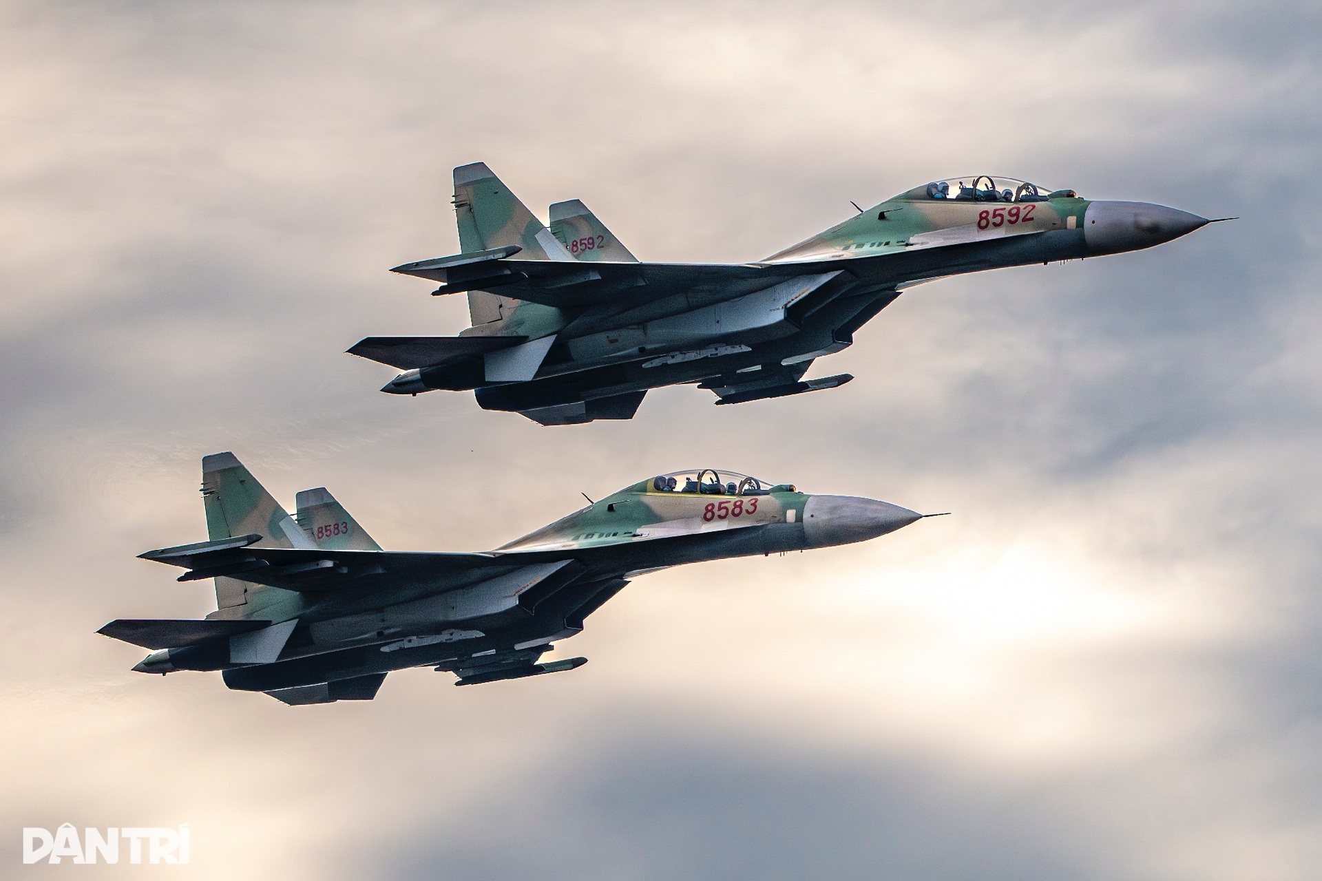 Mãn nhãn dàn tiêm kích SU-30MK2 thả bẫy nhiệt trên bầu trời Hà Nội- Ảnh 12. Mãn nhãn dàn tiêm kích SU-30MK2 thả bẫy nhiệt trên bầu trời Hà Nội- Ảnh 12.
