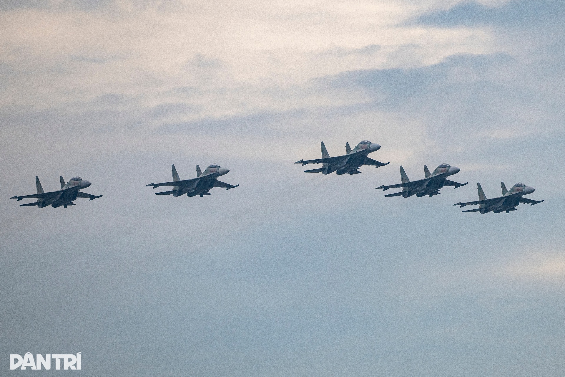 Mãn nhãn dàn tiêm kích SU-30MK2 thả bẫy nhiệt trên bầu trời Hà Nội- Ảnh 13. Mãn nhãn dàn tiêm kích SU-30MK2 thả bẫy nhiệt trên bầu trời Hà Nội- Ảnh 13.