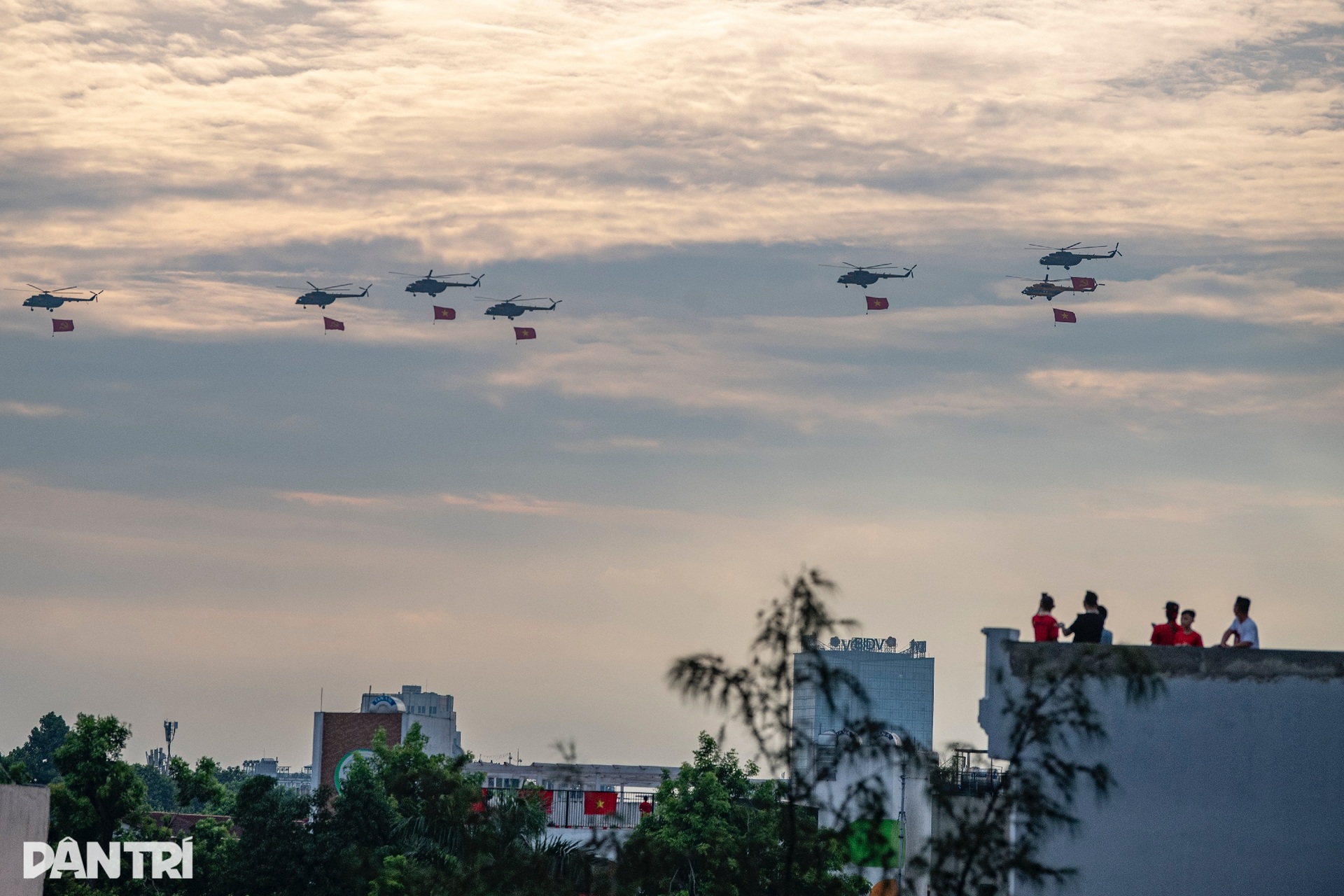 Mãn nhãn dàn tiêm kích SU-30MK2 thả bẫy nhiệt trên bầu trời Hà Nội- Ảnh 6. Mãn nhãn dàn tiêm kích SU-30MK2 thả bẫy nhiệt trên bầu trời Hà Nội- Ảnh 6.