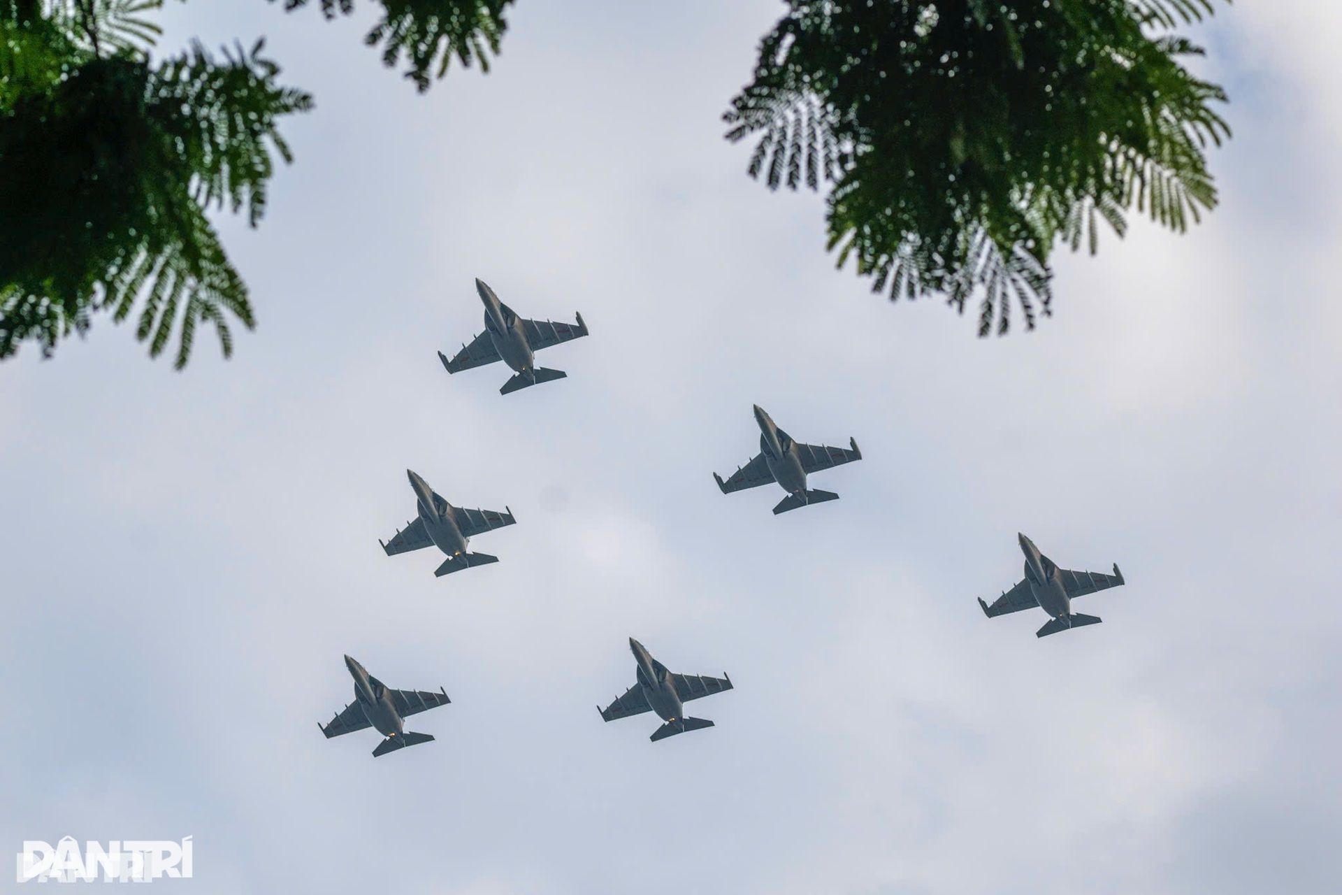 Mãn nhãn dàn tiêm kích SU-30MK2 thả bẫy nhiệt trên bầu trời Hà Nội- Ảnh 10. Mãn nhãn dàn tiêm kích SU-30MK2 thả bẫy nhiệt trên bầu trời Hà Nội- Ảnh 10.