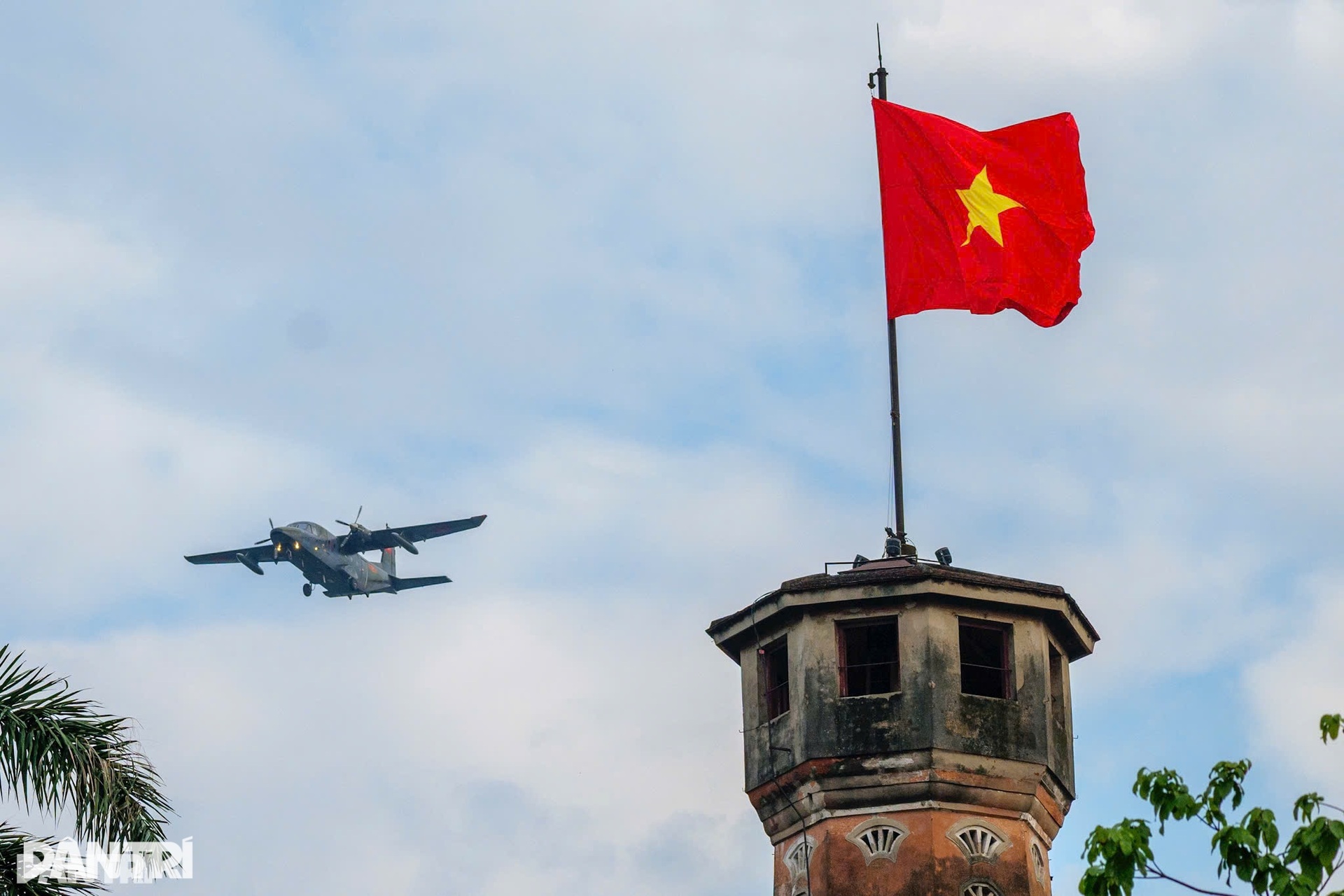 Mãn nhãn dàn tiêm kích SU-30MK2 thả bẫy nhiệt trên bầu trời Hà Nội- Ảnh 9. Mãn nhãn dàn tiêm kích SU-30MK2 thả bẫy nhiệt trên bầu trời Hà Nội- Ảnh 9.