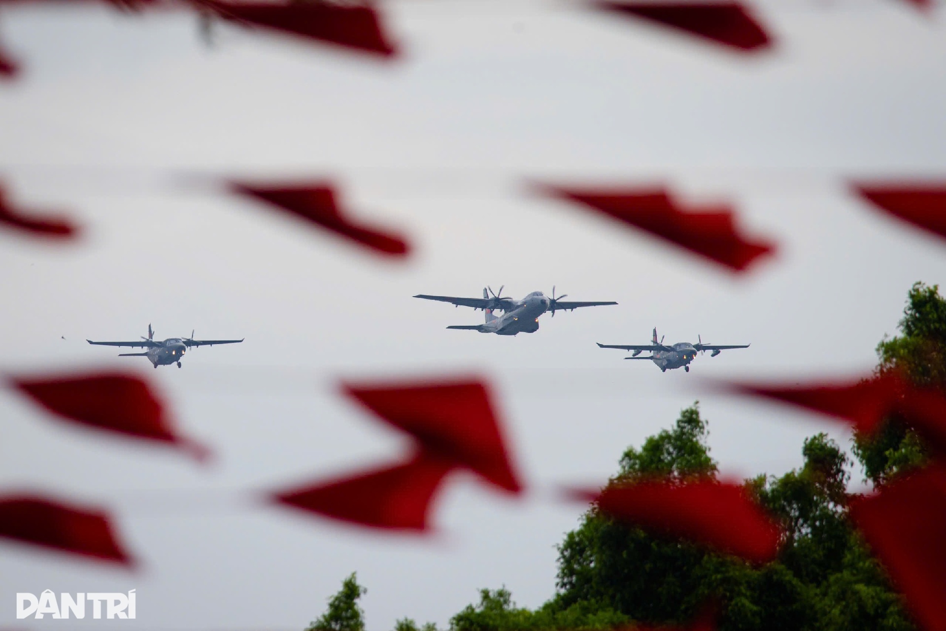 Mãn nhãn dàn tiêm kích SU-30MK2 thả bẫy nhiệt trên bầu trời Hà Nội- Ảnh 7. Mãn nhãn dàn tiêm kích SU-30MK2 thả bẫy nhiệt trên bầu trời Hà Nội- Ảnh 7.