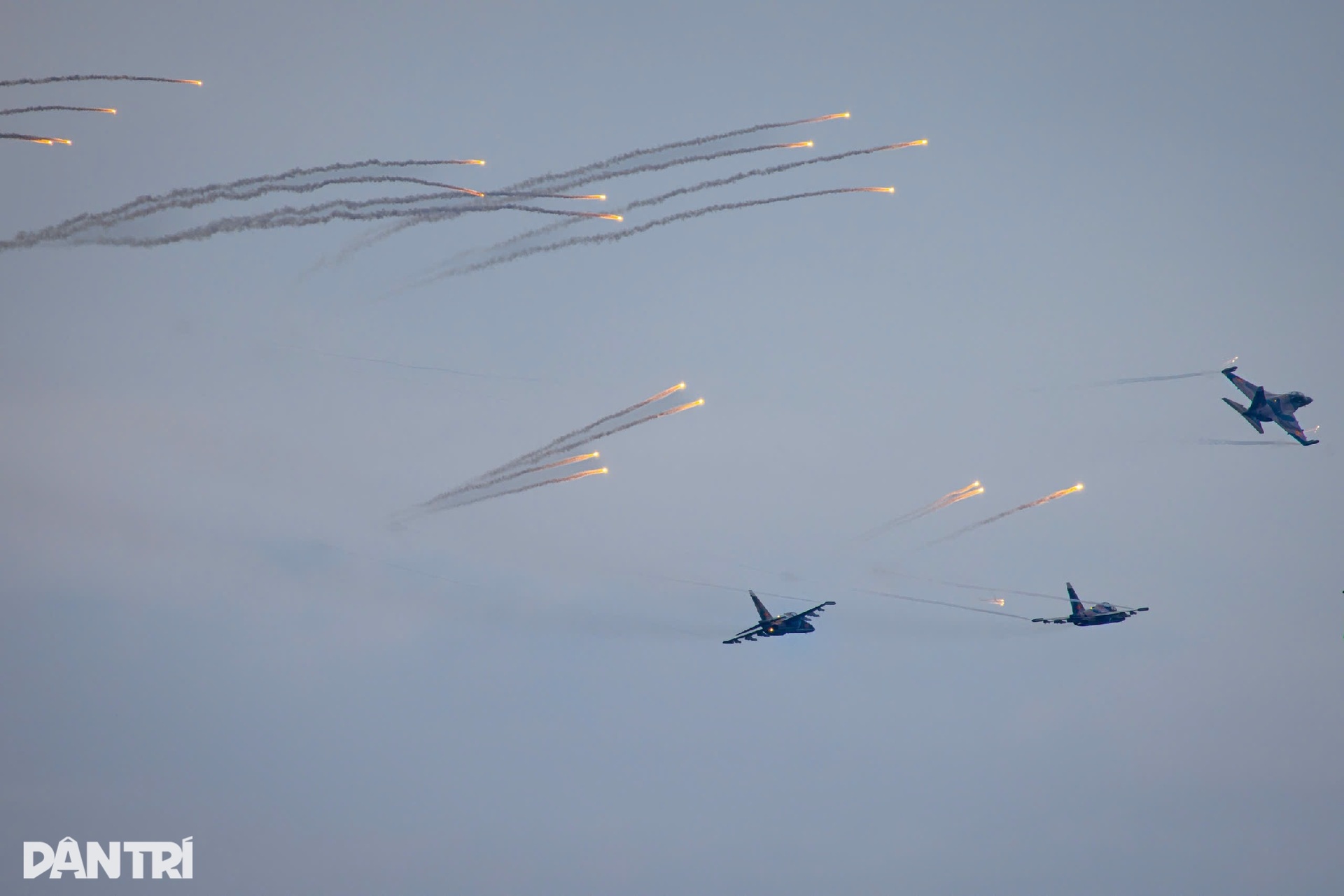 Mãn nhãn dàn tiêm kích SU-30MK2 thả bẫy nhiệt trên bầu trời Hà Nội- Ảnh 16. Mãn nhãn dàn tiêm kích SU-30MK2 thả bẫy nhiệt trên bầu trời Hà Nội- Ảnh 16.