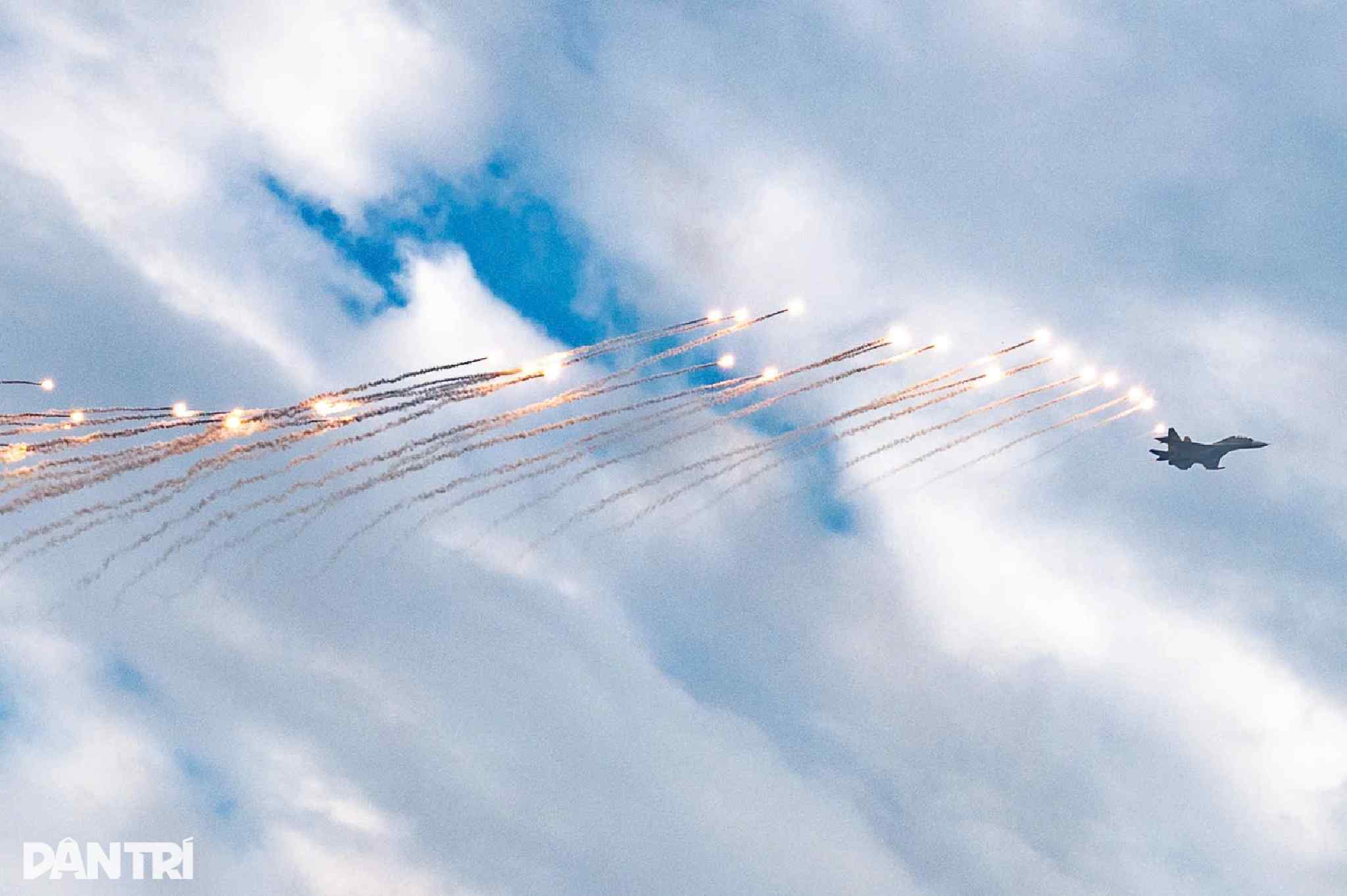 Mãn nhãn hình ảnh Su-30MK2, Yak-130 thả bẫy nhiệt và dàn vũ khí, khí tài tại Lễ tổng duyệt A80- Ảnh 5. Mãn nhãn hình ảnh Su-30MK2, Yak-130 thả bẫy nhiệt và dàn vũ khí, khí tài tại Lễ tổng duyệt A80- Ảnh 5.