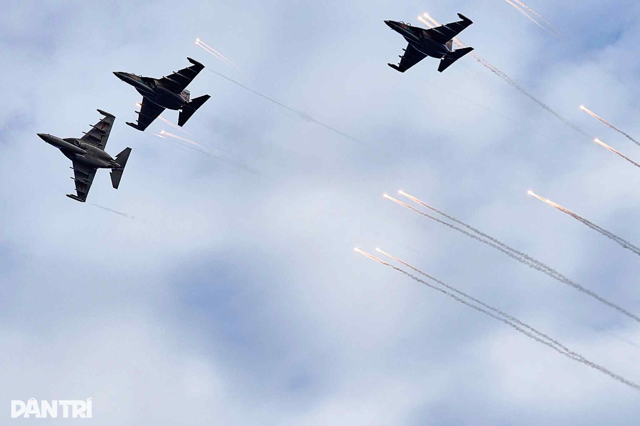 Mãn nhãn hình ảnh Su-30MK2, Yak-130 thả bẫy nhiệt và dàn vũ khí, khí tài tại Lễ tổng duyệt A80- Ảnh 4. Mãn nhãn hình ảnh Su-30MK2, Yak-130 thả bẫy nhiệt và dàn vũ khí, khí tài tại Lễ tổng duyệt A80- Ảnh 4.