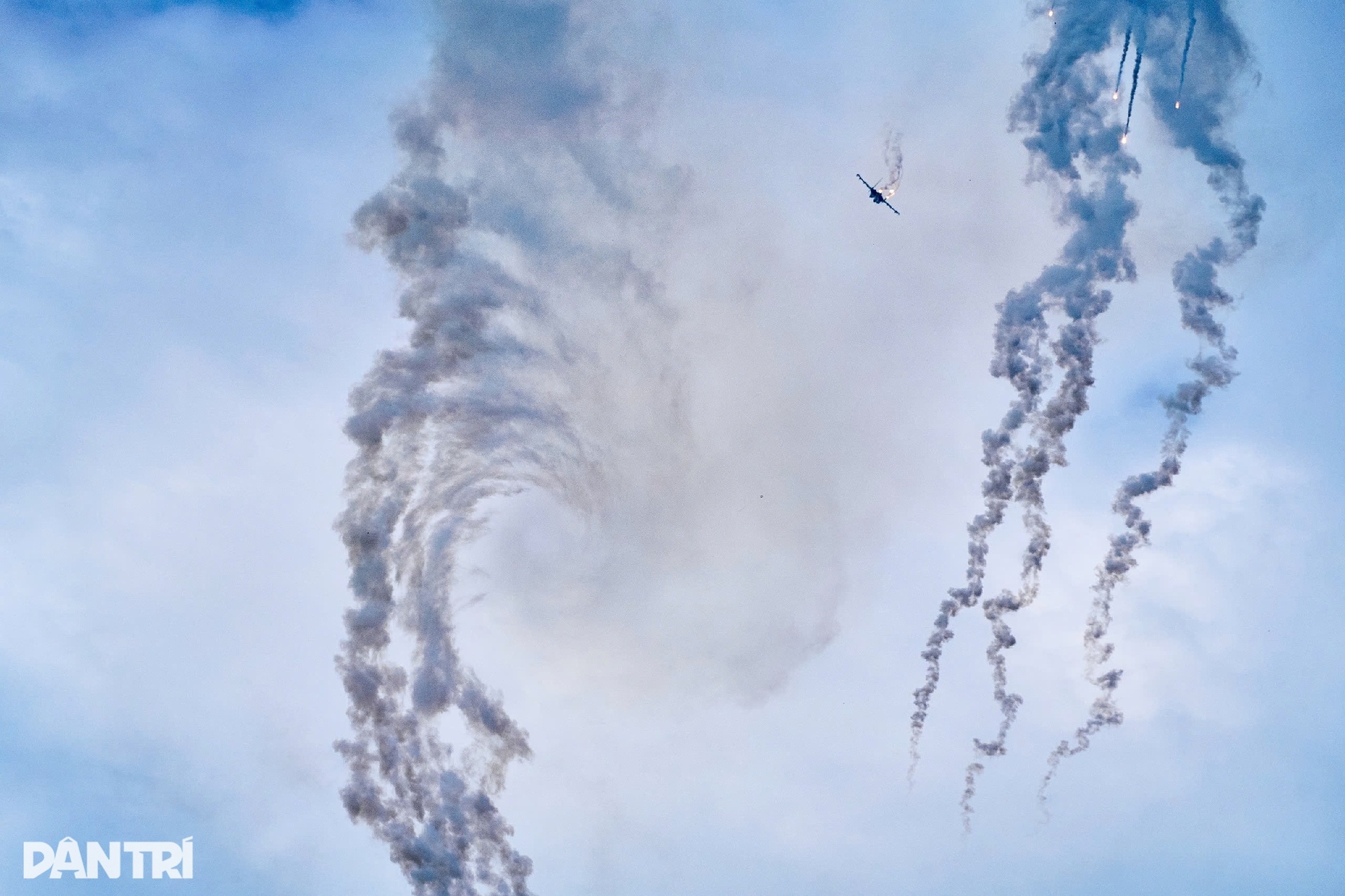 Mãn nhãn dàn tiêm kích SU-30MK2 thả bẫy nhiệt trên bầu trời Hà Nội- Ảnh 17. Mãn nhãn dàn tiêm kích SU-30MK2 thả bẫy nhiệt trên bầu trời Hà Nội- Ảnh 17.