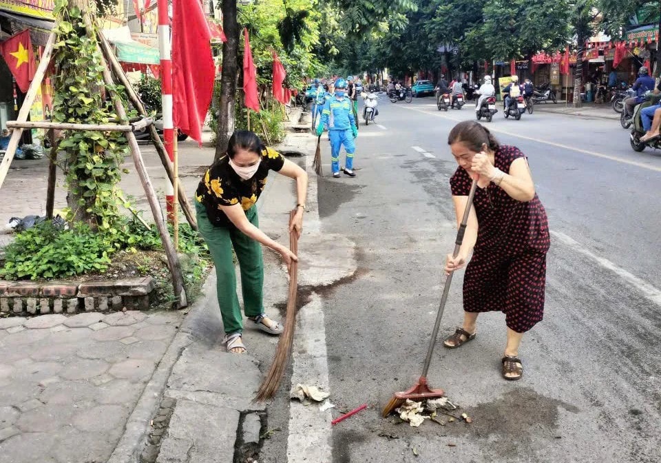 Hà Nội đồng loạt ra quân dọn vệ sinh môi trường đón Tết Độc lập- Ảnh 4. Hà Nội đồng loạt ra quân dọn vệ sinh môi trường đón Tết Độc lập- Ảnh 4.