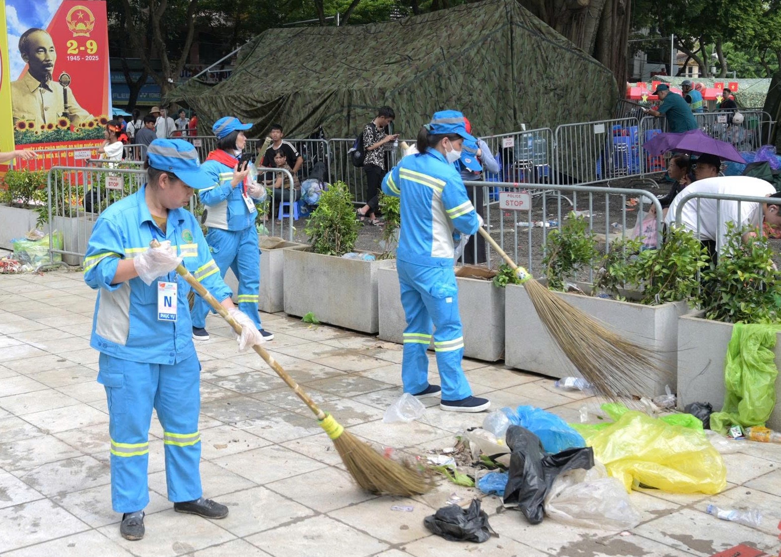 Hà Nội đồng loạt ra quân dọn vệ sinh môi trường đón Tết Độc lập- Ảnh 1. Hà Nội đồng loạt ra quân dọn vệ sinh môi trường đón Tết Độc lập- Ảnh 1.