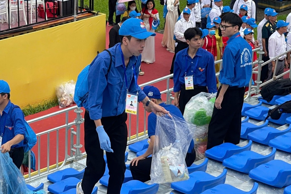 “Áo xanh” xuyên đêm phục vụ tổng duyệt diễu binh, diễu hành- Ảnh 8. “Áo xanh” xuyên đêm phục vụ tổng duyệt diễu binh, diễu hành- Ảnh 8.