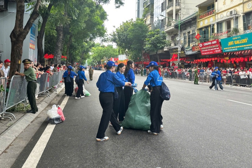 “Áo xanh” xuyên đêm phục vụ tổng duyệt diễu binh, diễu hành- Ảnh 7. “Áo xanh” xuyên đêm phục vụ tổng duyệt diễu binh, diễu hành- Ảnh 7.