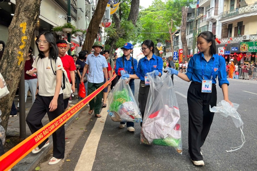 “Áo xanh” xuyên đêm phục vụ tổng duyệt diễu binh, diễu hành- Ảnh 6. “Áo xanh” xuyên đêm phục vụ tổng duyệt diễu binh, diễu hành- Ảnh 6.