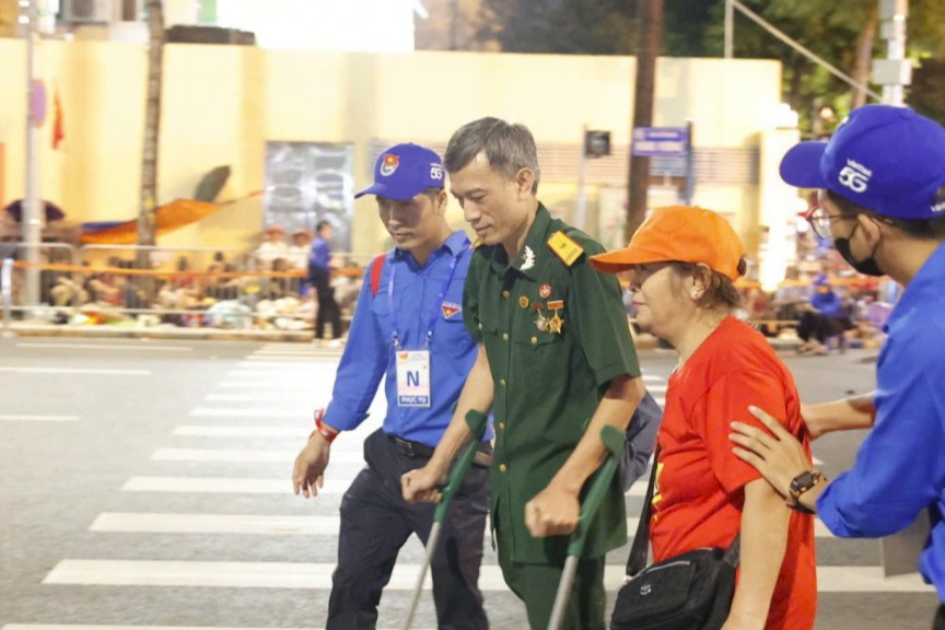 “Áo xanh” xuyên đêm phục vụ tổng duyệt diễu binh, diễu hành- Ảnh 3. “Áo xanh” xuyên đêm phục vụ tổng duyệt diễu binh, diễu hành- Ảnh 3.