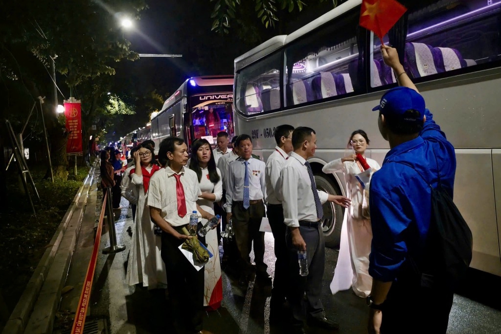 “Áo xanh” xuyên đêm phục vụ tổng duyệt diễu binh, diễu hành- Ảnh 1. “Áo xanh” xuyên đêm phục vụ tổng duyệt diễu binh, diễu hành- Ảnh 1.