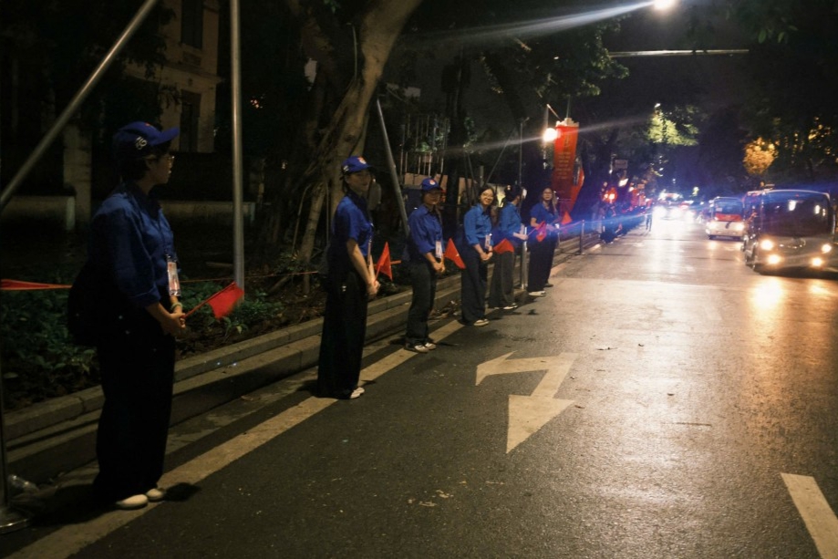 “Áo xanh” xuyên đêm phục vụ tổng duyệt diễu binh, diễu hành- Ảnh 4. “Áo xanh” xuyên đêm phục vụ tổng duyệt diễu binh, diễu hành- Ảnh 4.