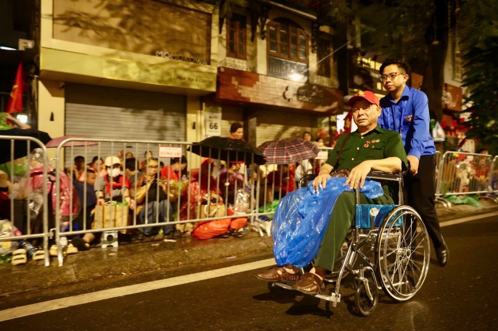 “Áo xanh” xuyên đêm phục vụ tổng duyệt diễu binh, diễu hành- Ảnh 2. “Áo xanh” xuyên đêm phục vụ tổng duyệt diễu binh, diễu hành- Ảnh 2.