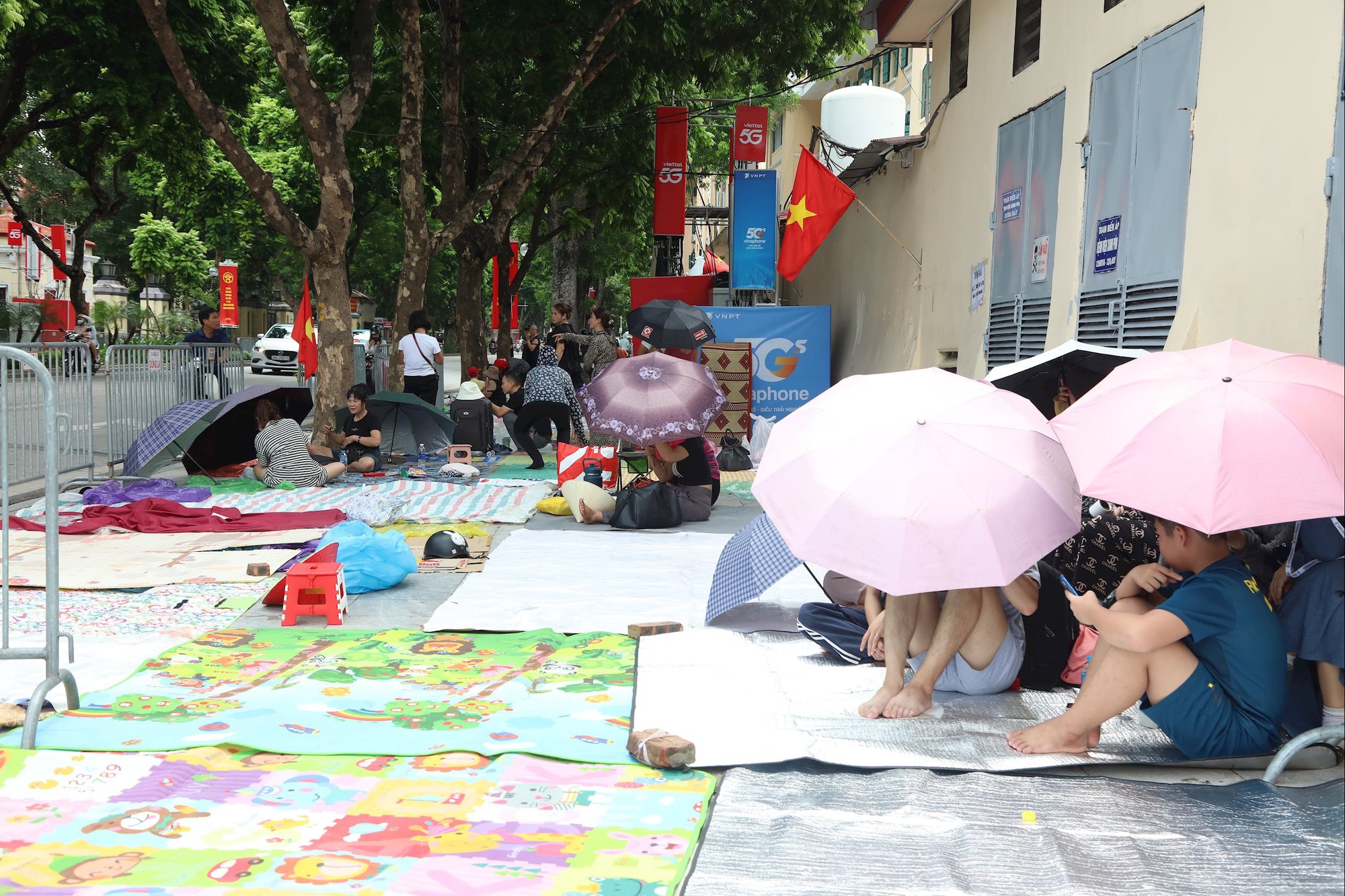 Công an Hà Nội vận động người dân không nên tập trung quá sớm và không ngồi nhầm vào các vị trí ưu tiên cho Cựu chiến binh, người già yếu- Ảnh 2. Công an Hà Nội vận động người dân không nên tập trung quá sớm và không ngồi nhầm vào các vị trí ưu tiên cho Cựu chiến binh, người già yếu- Ảnh 2.