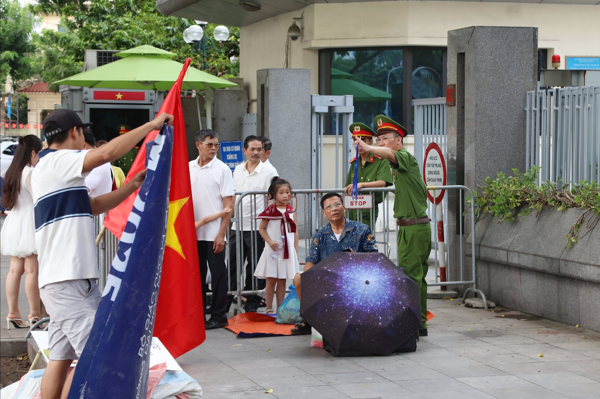 Công an Hà Nội vận động người dân không nên tập trung quá sớm và không ngồi nhầm vào các vị trí ưu tiên cho Cựu chiến binh, người già yếu- Ảnh 3. Công an Hà Nội vận động người dân không nên tập trung quá sớm và không ngồi nhầm vào các vị trí ưu tiên cho Cựu chiến binh, người già yếu- Ảnh 3.