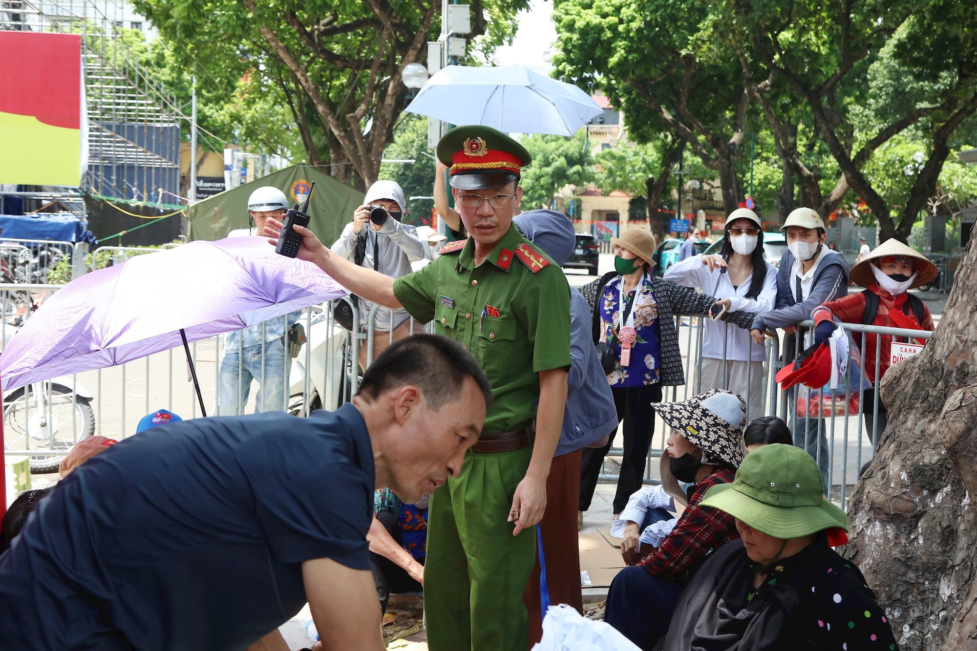 Công an Hà Nội vận động người dân không nên tập trung quá sớm và không ngồi nhầm vào các vị trí ưu tiên cho Cựu chiến binh, người già yếu- Ảnh 4. Công an Hà Nội vận động người dân không nên tập trung quá sớm và không ngồi nhầm vào các vị trí ưu tiên cho Cựu chiến binh, người già yếu- Ảnh 4.