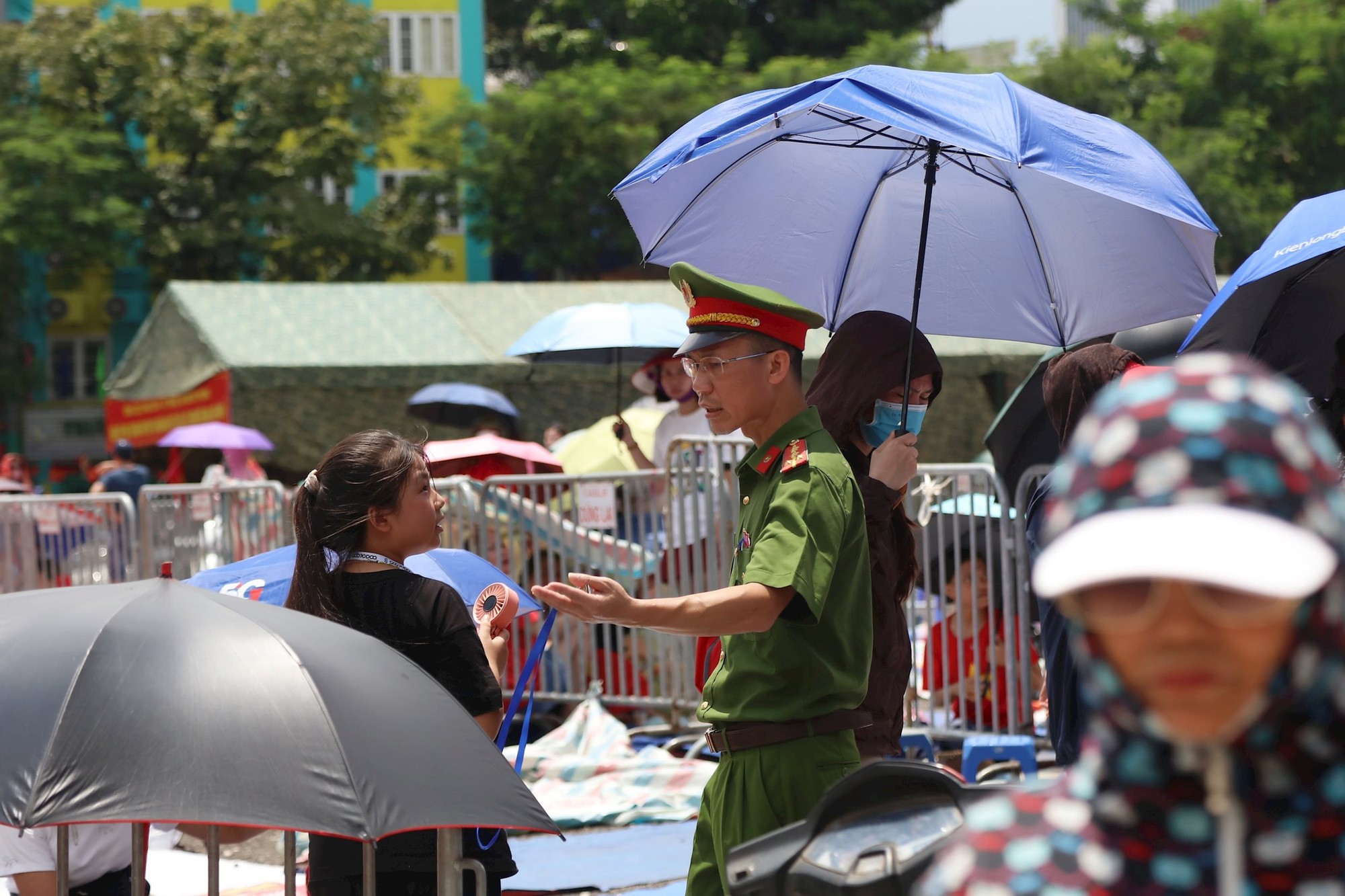 Công an Hà Nội vận động người dân không nên tập trung quá sớm và không ngồi nhầm vào các vị trí ưu tiên cho Cựu chiến binh, người già yếu- Ảnh 5. Công an Hà Nội vận động người dân không nên tập trung quá sớm và không ngồi nhầm vào các vị trí ưu tiên cho Cựu chiến binh, người già yếu- Ảnh 5.