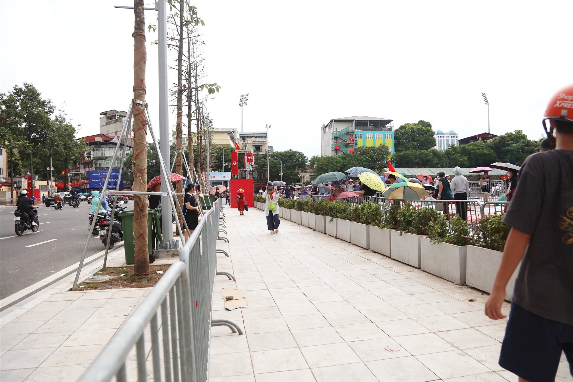 Công an Hà Nội vận động người dân không nên tập trung quá sớm và không ngồi nhầm vào các vị trí ưu tiên cho Cựu chiến binh, người già yếu- Ảnh 8. Công an Hà Nội vận động người dân không nên tập trung quá sớm và không ngồi nhầm vào các vị trí ưu tiên cho Cựu chiến binh, người già yếu- Ảnh 8.