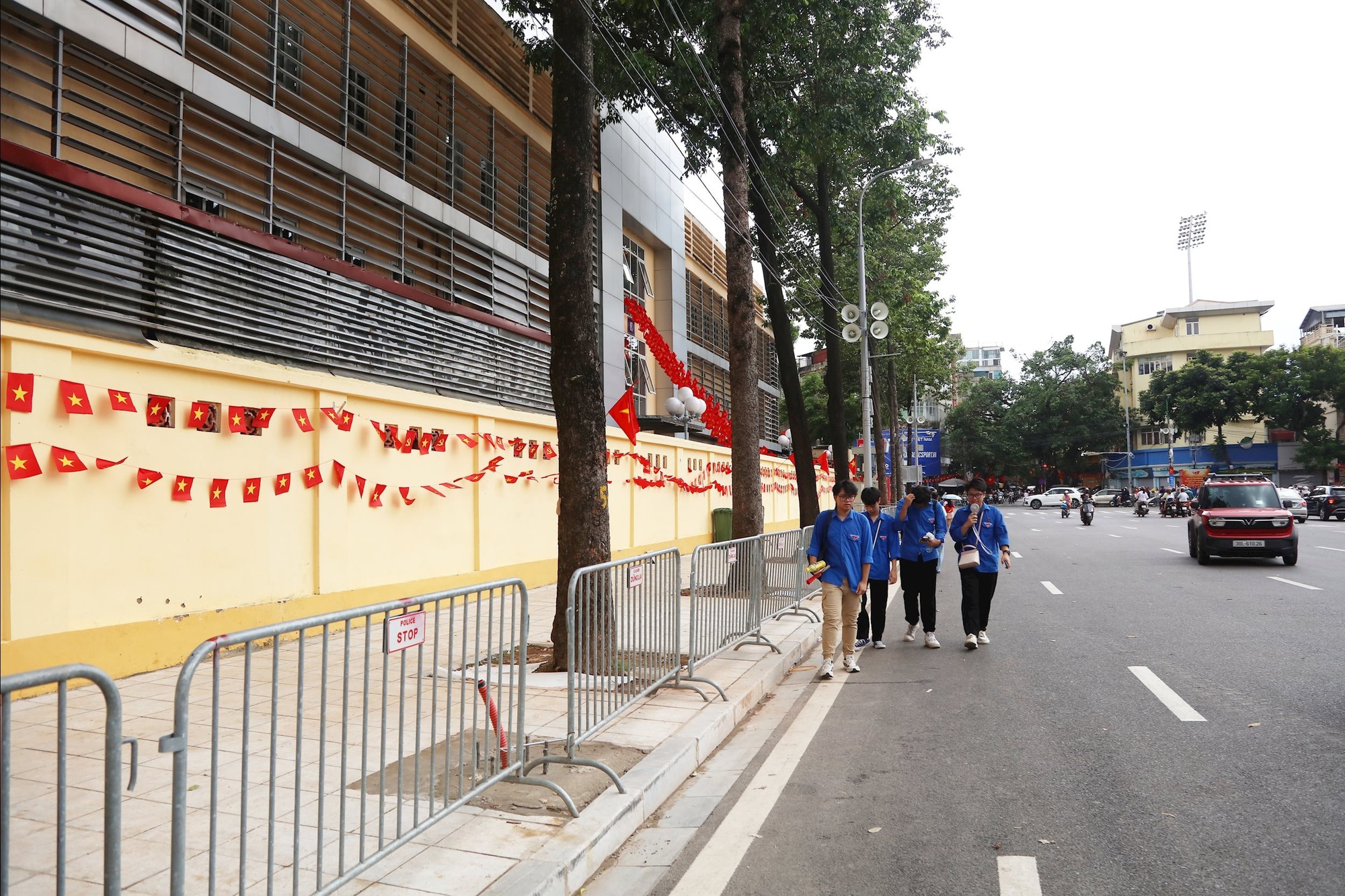 Công an Hà Nội vận động người dân không nên tập trung quá sớm và không ngồi nhầm vào các vị trí ưu tiên cho Cựu chiến binh, người già yếu- Ảnh 7. Công an Hà Nội vận động người dân không nên tập trung quá sớm và không ngồi nhầm vào các vị trí ưu tiên cho Cựu chiến binh, người già yếu- Ảnh 7.