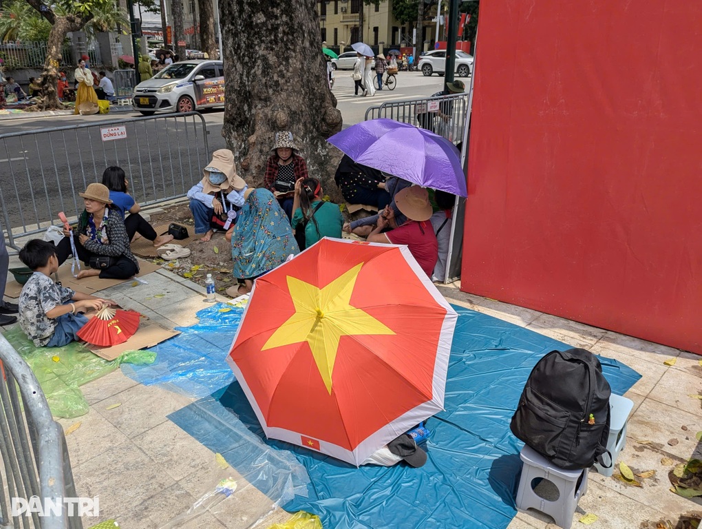 40 giờ mới tới lễ diễu binh: Cả nghìn người dựng lều, trải chiếu nhận chỗ- Ảnh 1. 40 giờ mới tới lễ diễu binh: Cả nghìn người dựng lều, trải chiếu nhận chỗ- Ảnh 1.