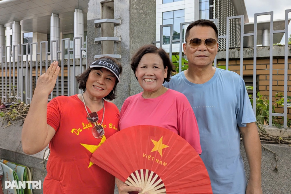 40 giờ mới tới lễ diễu binh: Cả nghìn người dựng lều, trải chiếu nhận chỗ- Ảnh 2. 40 giờ mới tới lễ diễu binh: Cả nghìn người dựng lều, trải chiếu nhận chỗ- Ảnh 2.
