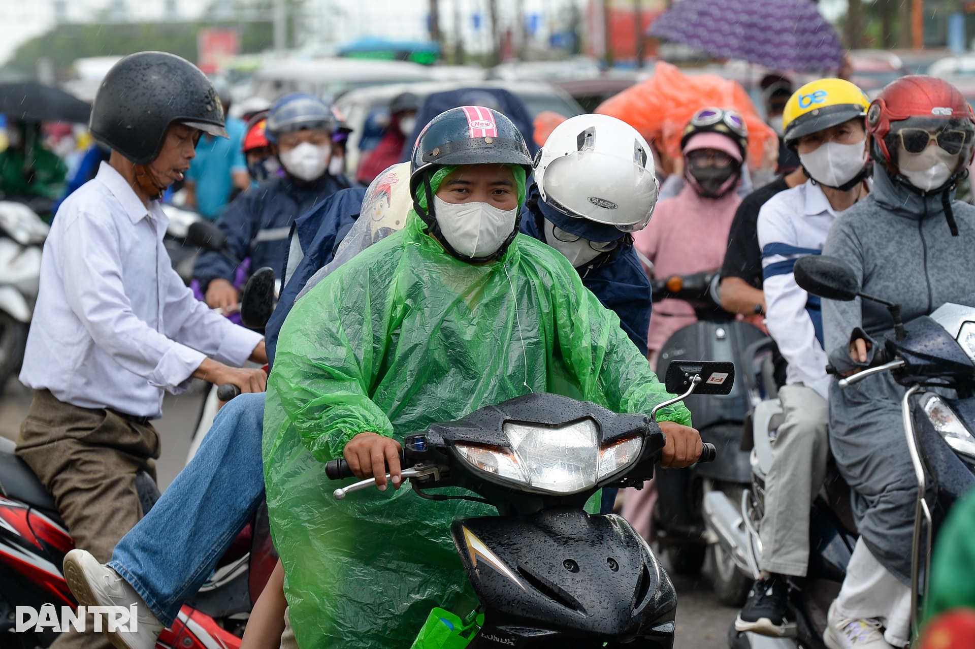 Đường tới Trung tâm Hội chợ Triển lãm quốc gia tắc 4-5km, dòng xe "tê liệt"- Ảnh 7.
Đường tới Trung tâm Hội chợ Triển lãm quốc gia tắc 4-5km, dòng xe "tê liệt"- Ảnh 7.
