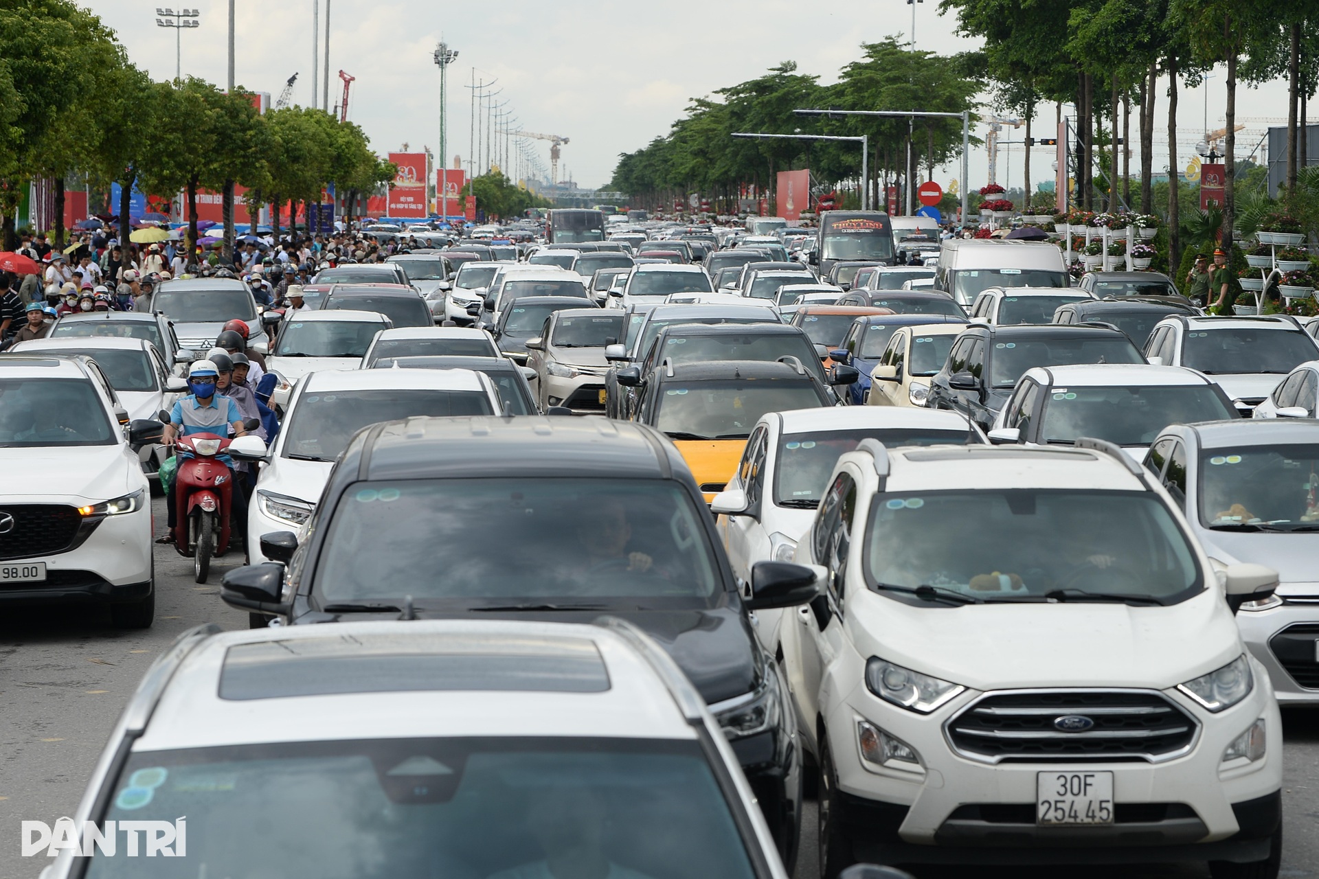 Đường tới Trung tâm Hội chợ Triển lãm quốc gia tắc 4-5km, dòng xe "tê liệt"- Ảnh 1.
Đường tới Trung tâm Hội chợ Triển lãm quốc gia tắc 4-5km, dòng xe "tê liệt"- Ảnh 1.