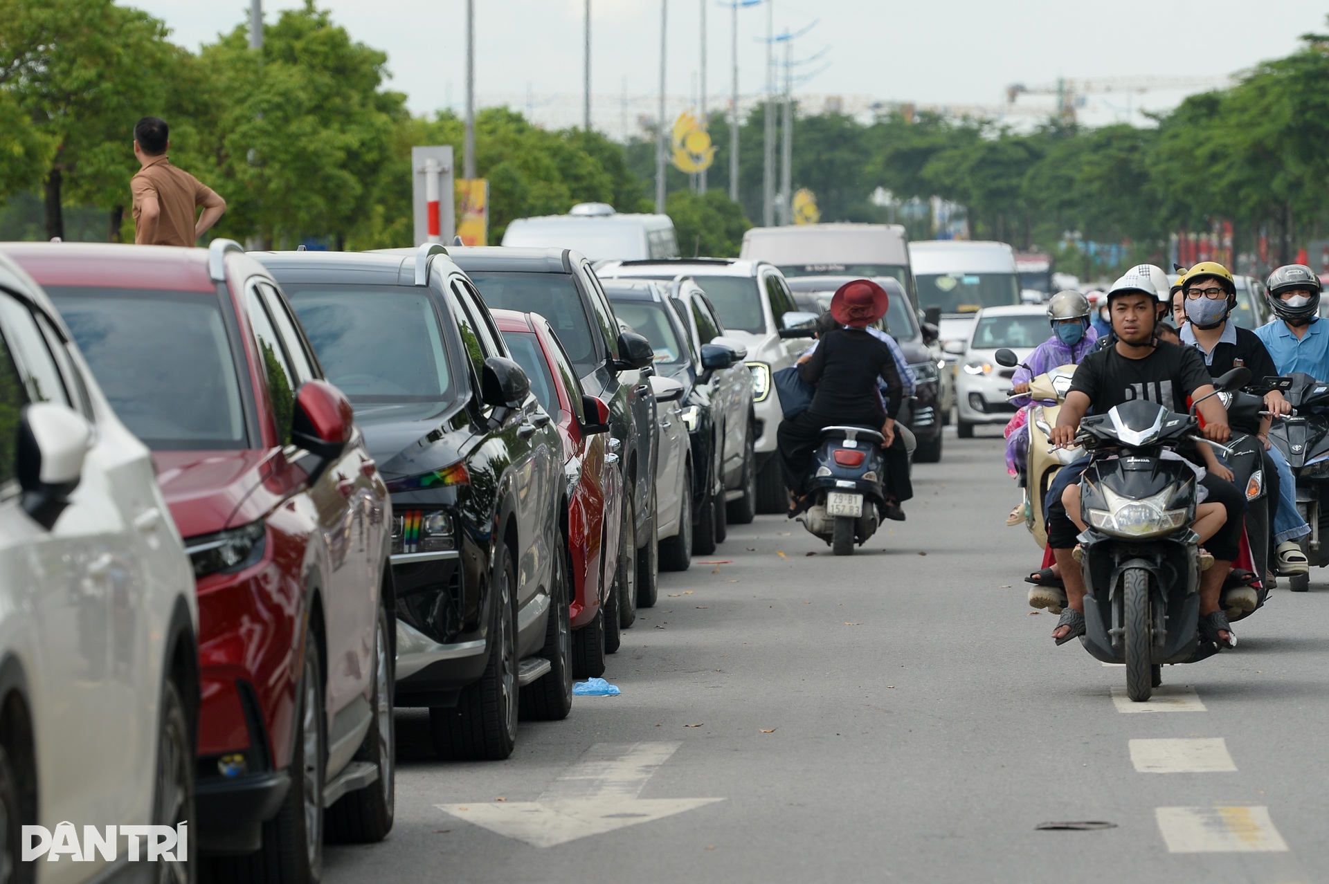 Đường tới Trung tâm Hội chợ Triển lãm quốc gia tắc 4-5km, dòng xe "tê liệt"- Ảnh 3.
Đường tới Trung tâm Hội chợ Triển lãm quốc gia tắc 4-5km, dòng xe "tê liệt"- Ảnh 3.