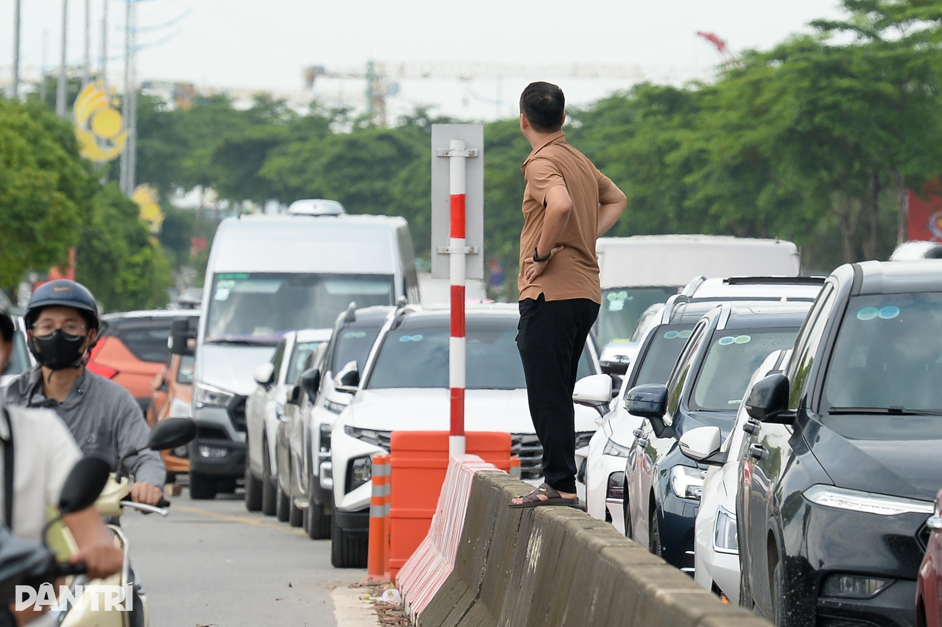 Đường tới Trung tâm Hội chợ Triển lãm quốc gia tắc 4-5km, dòng xe "tê liệt"- Ảnh 9.
Đường tới Trung tâm Hội chợ Triển lãm quốc gia tắc 4-5km, dòng xe "tê liệt"- Ảnh 9.