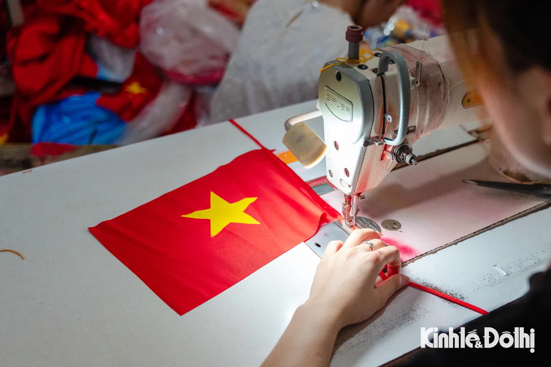 Làng Từ Vân tất bật ngày đêm may cờ phục vụ dịp Quốc khánh 2/9- Ảnh 9.