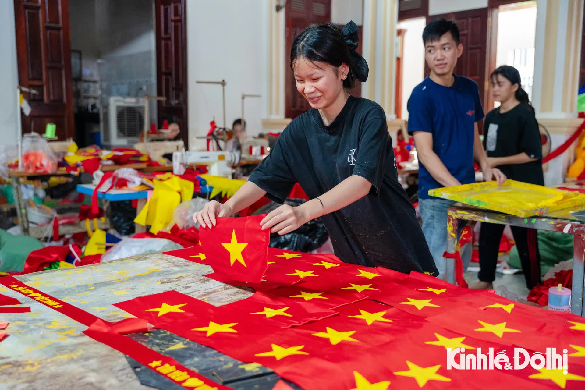 Làng Từ Vân tất bật ngày đêm may cờ phục vụ dịp Quốc khánh 2/9- Ảnh 12.
