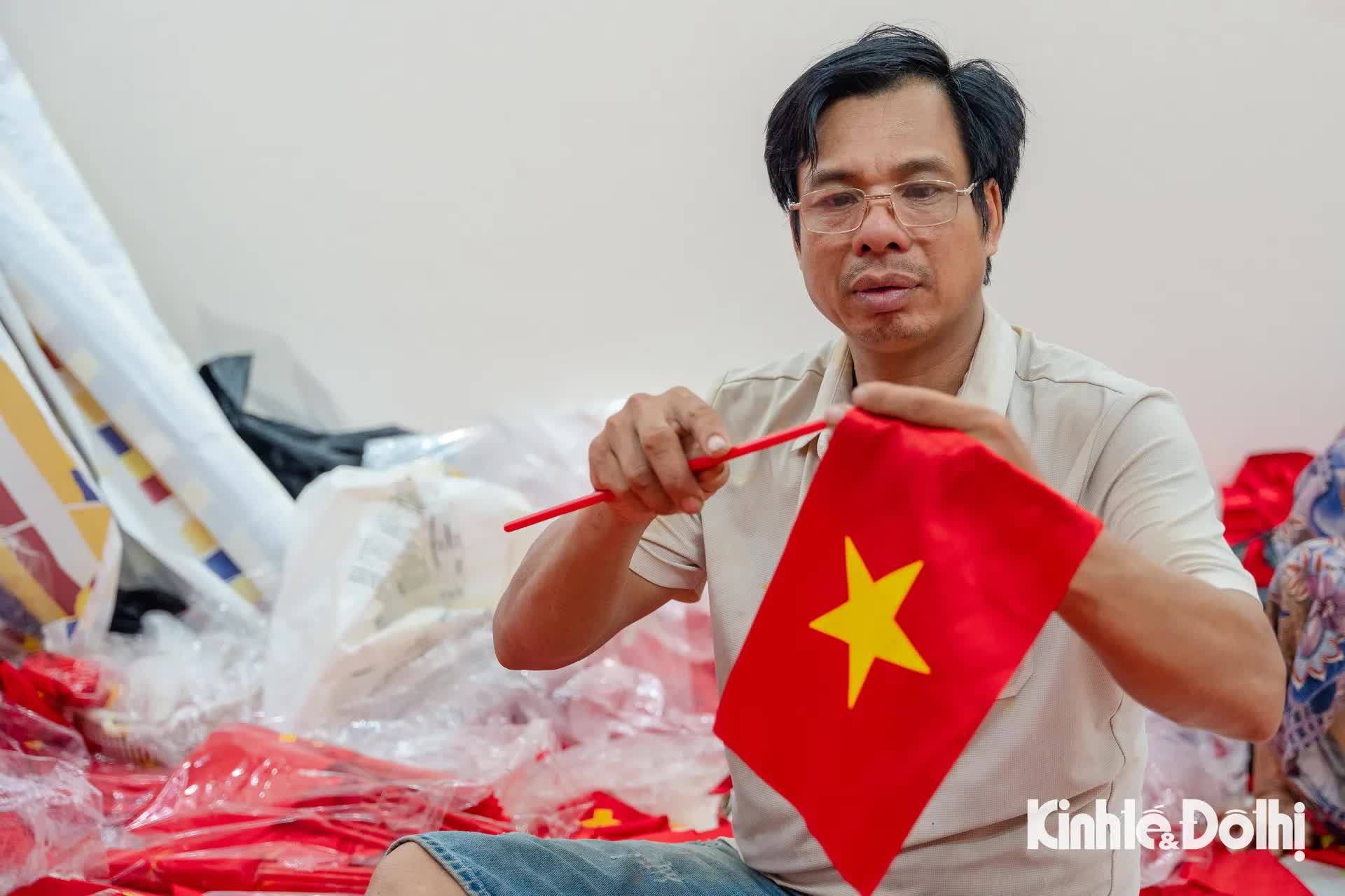 Làng Từ Vân tất bật ngày đêm may cờ phục vụ dịp Quốc khánh 2/9- Ảnh 14.