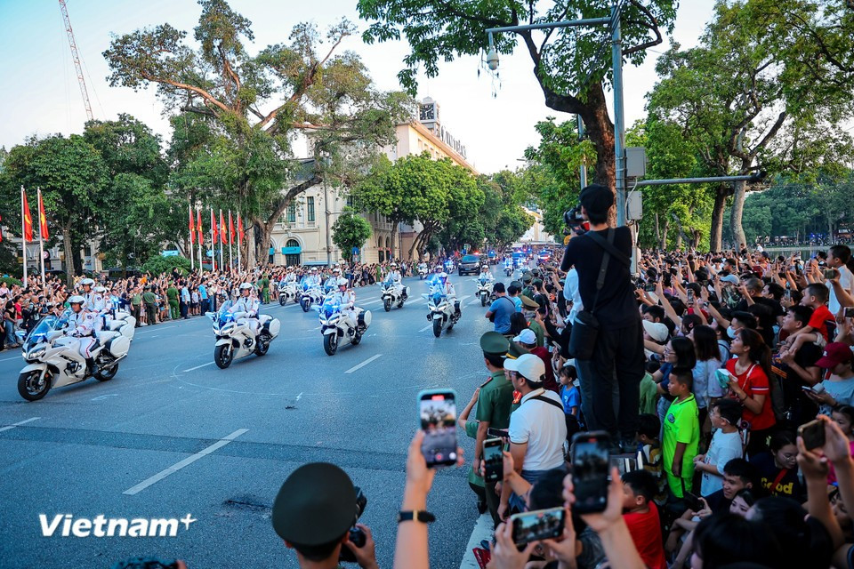 Spectacular motorcycle escort performance by Vietnamese police force- Ảnh 1.