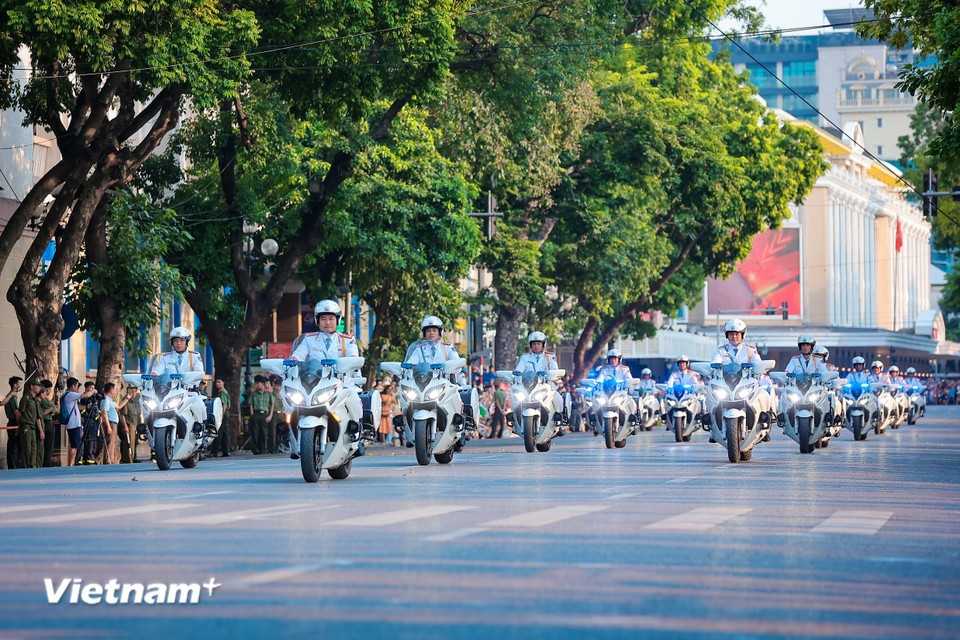 Spectacular motorcycle escort performance by Vietnamese police force- Ảnh 2.