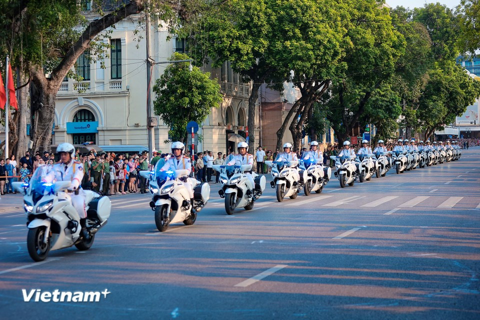 Spectacular motorcycle escort performance by Vietnamese police force- Ảnh 3.