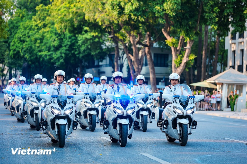 Spectacular motorcycle escort performance by Vietnamese police force- Ảnh 4.